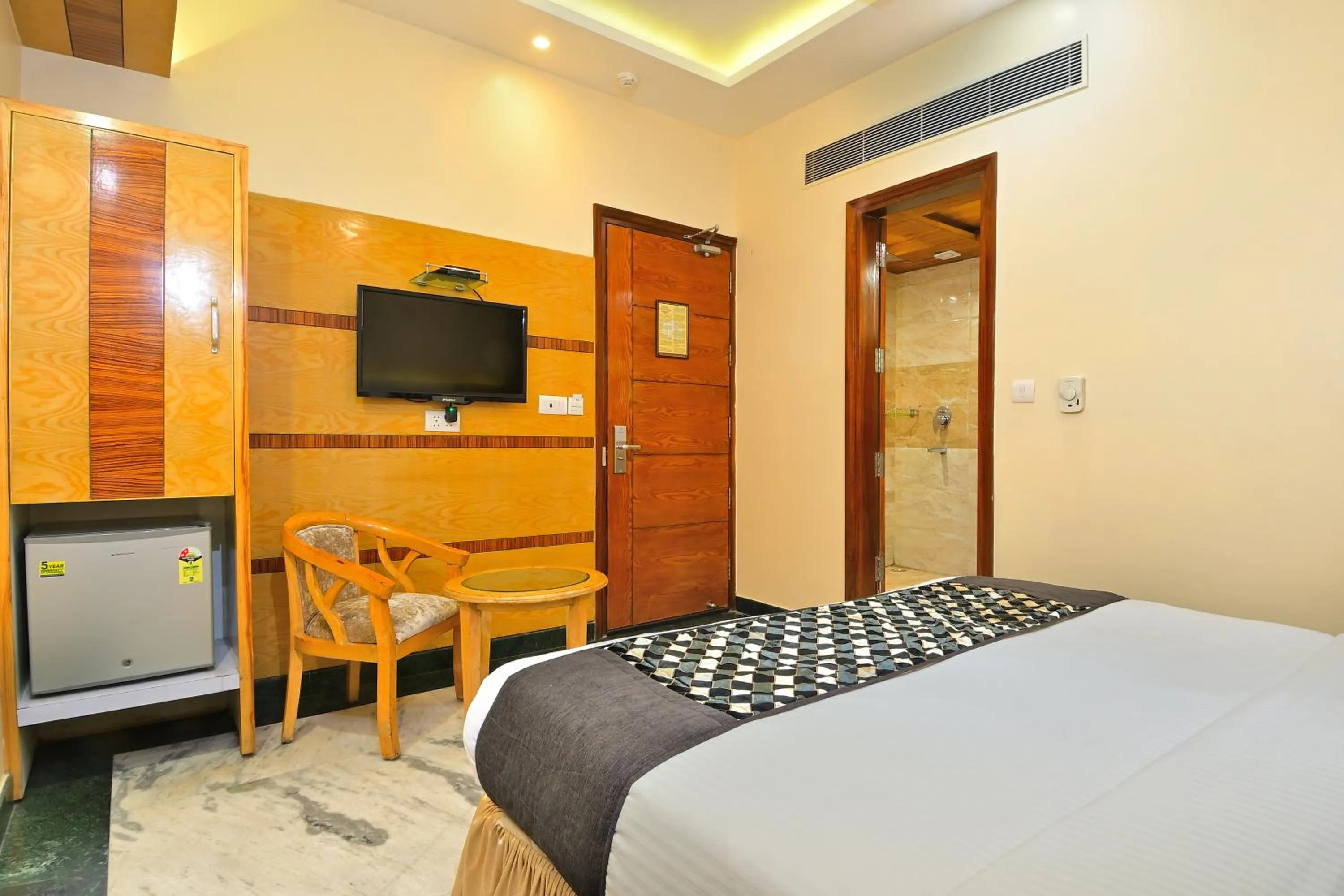 Bedroom, Bed in Hotel Hari Piorko Grand - 2 Min from New Delhi Railway Station