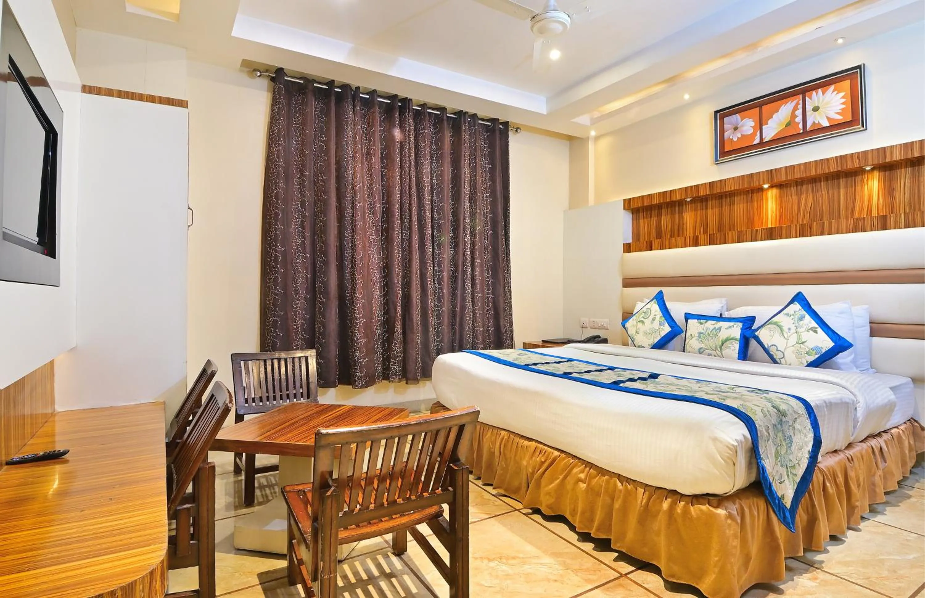 Bedroom, Bed in Hotel Hari Piorko Grand - 2 Min from New Delhi Railway Station