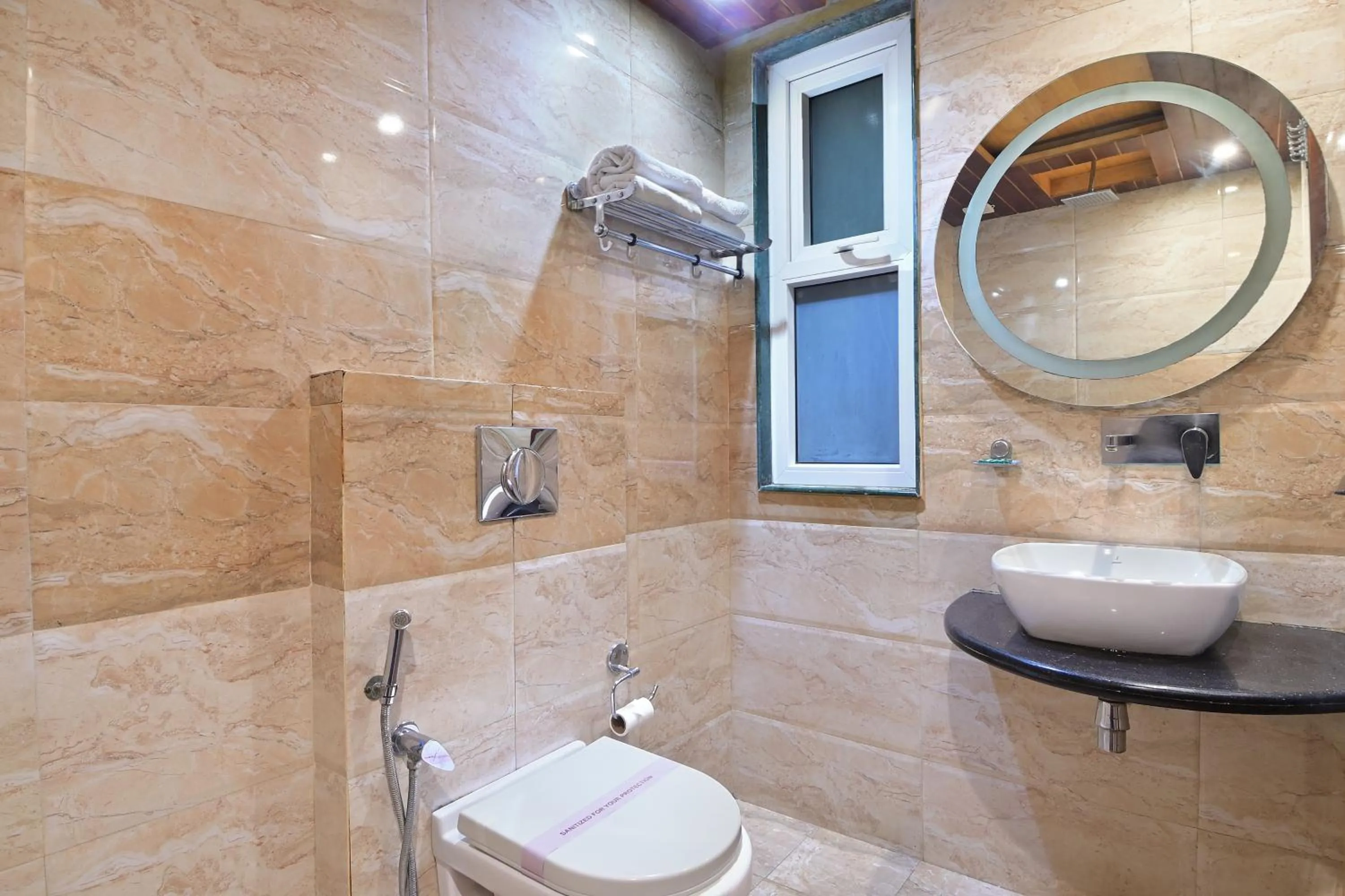 Bathroom in Hotel Hari Piorko Grand - 2 Min from New Delhi Railway Station