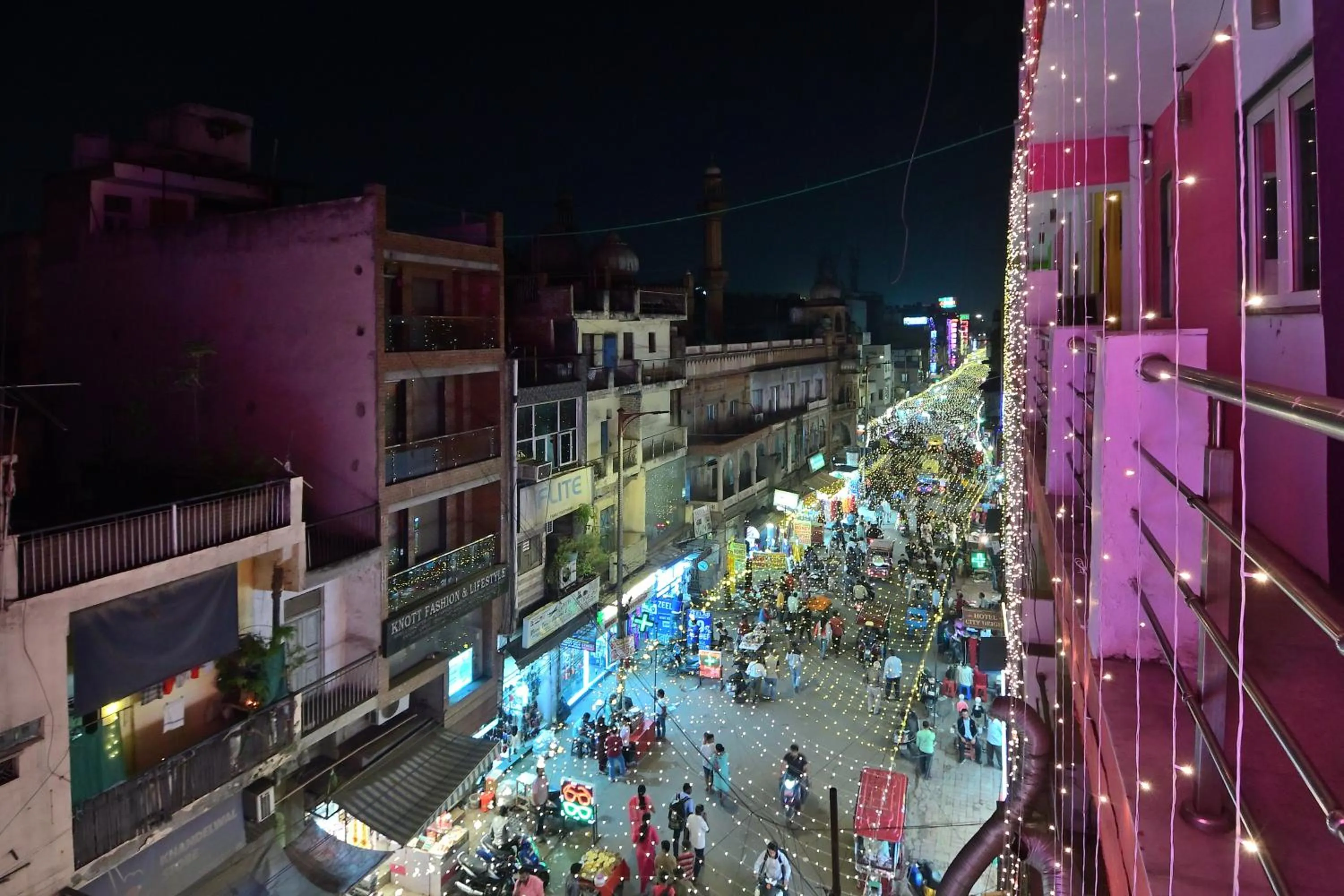 Property building in Hotel Hari Piorko Grand - 2 Min from New Delhi Railway Station