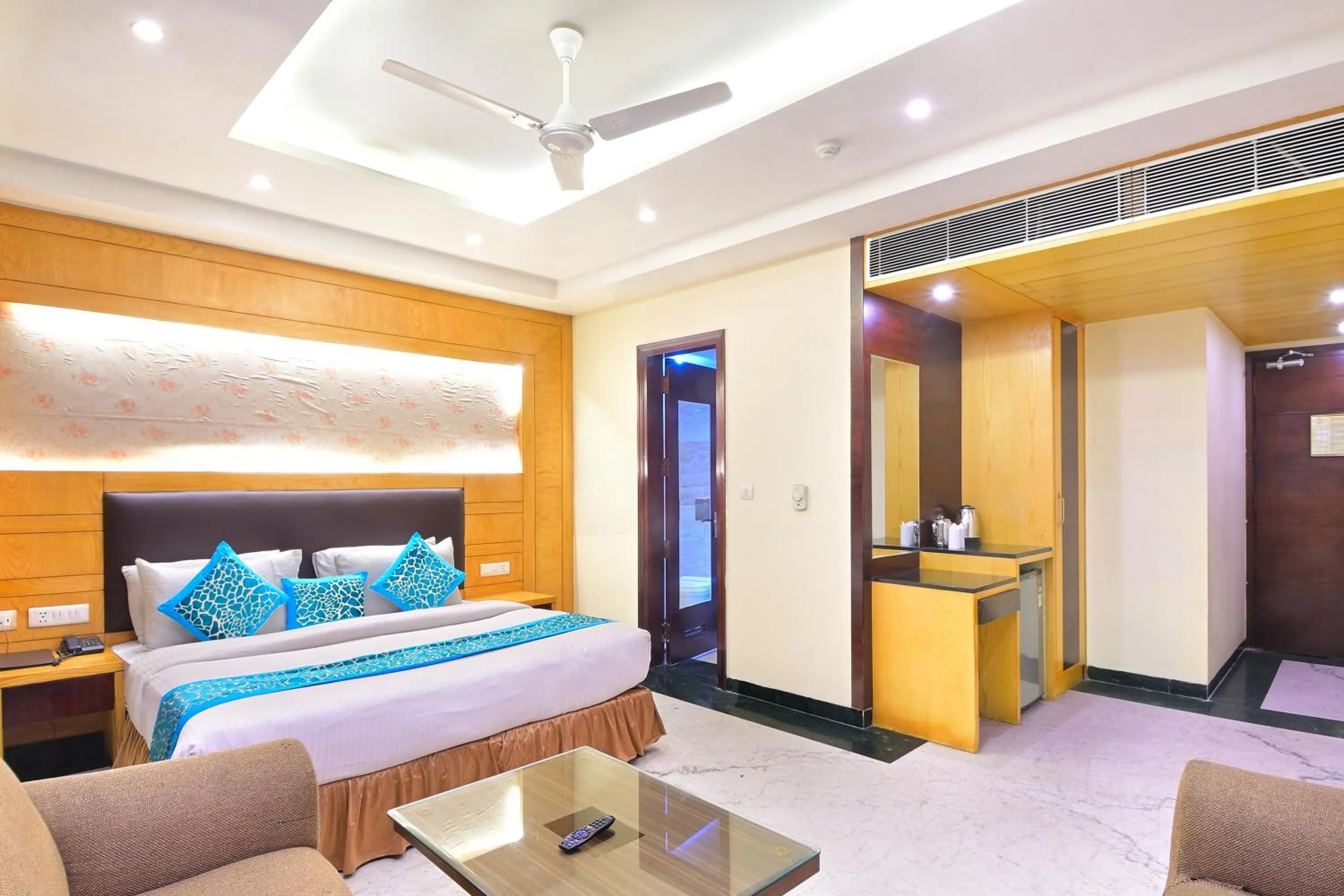 Bedroom, Bed in Hotel Hari Piorko Grand - 2 Min from New Delhi Railway Station