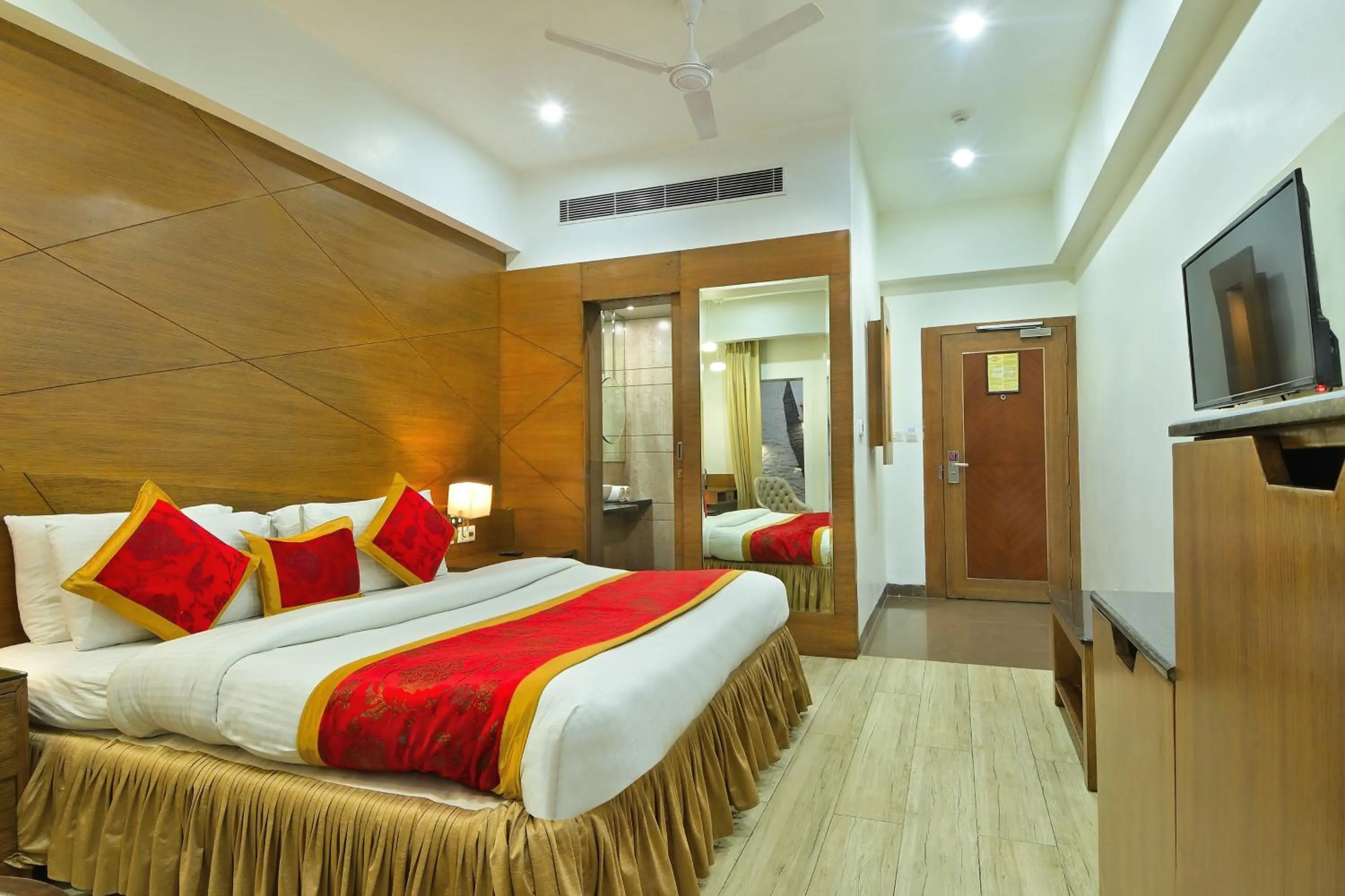 room service, Bed in Hotel Hari Piorko Grand - 2 Min from New Delhi Railway Station