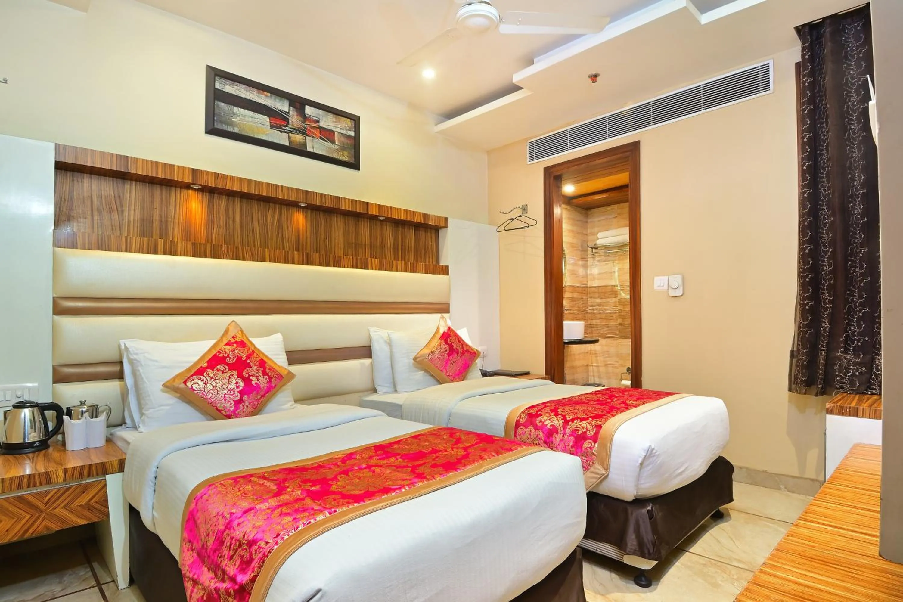 Bedroom, Bed in Hotel Hari Piorko Grand - 2 Min from New Delhi Railway Station