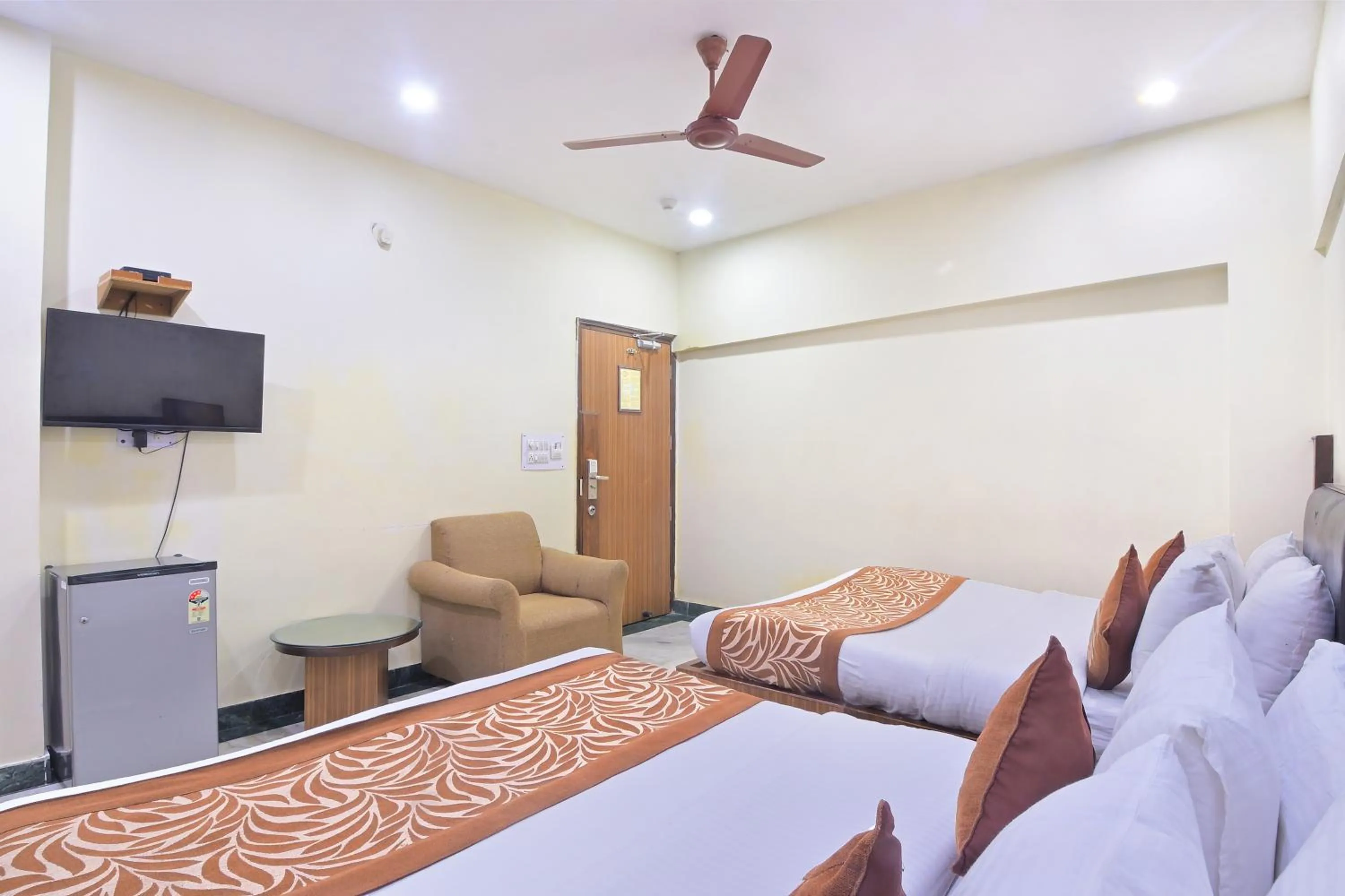 Bedroom, Bed in Hotel Hari Piorko Grand - 2 Min from New Delhi Railway Station