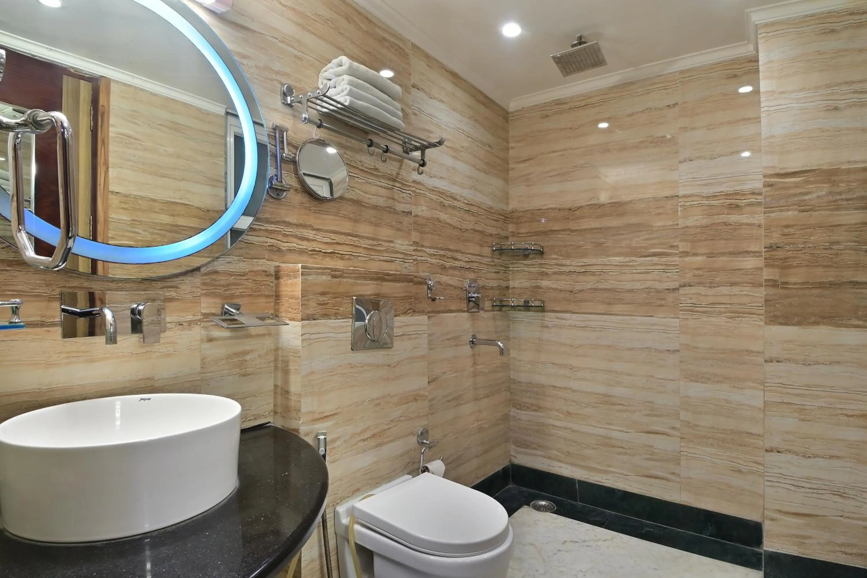 Bathroom in Hotel Hari Piorko Grand - 2 Min from New Delhi Railway Station