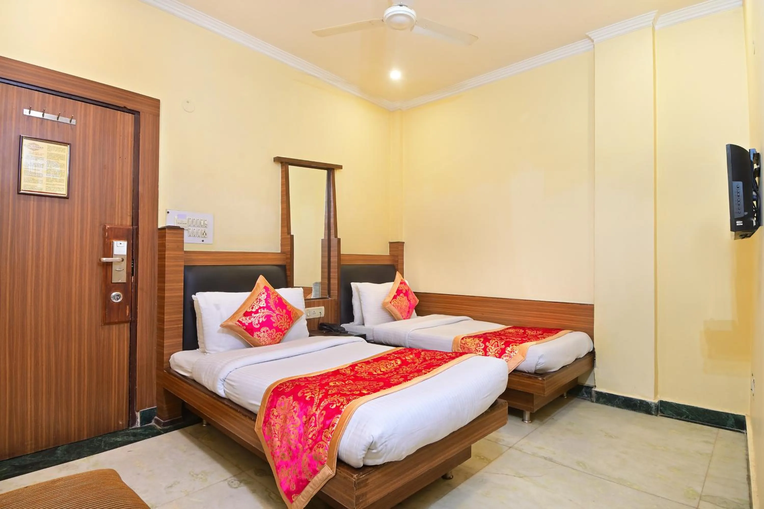 Bedroom, Bed in Hotel Hari Piorko Grand - 2 Min from New Delhi Railway Station