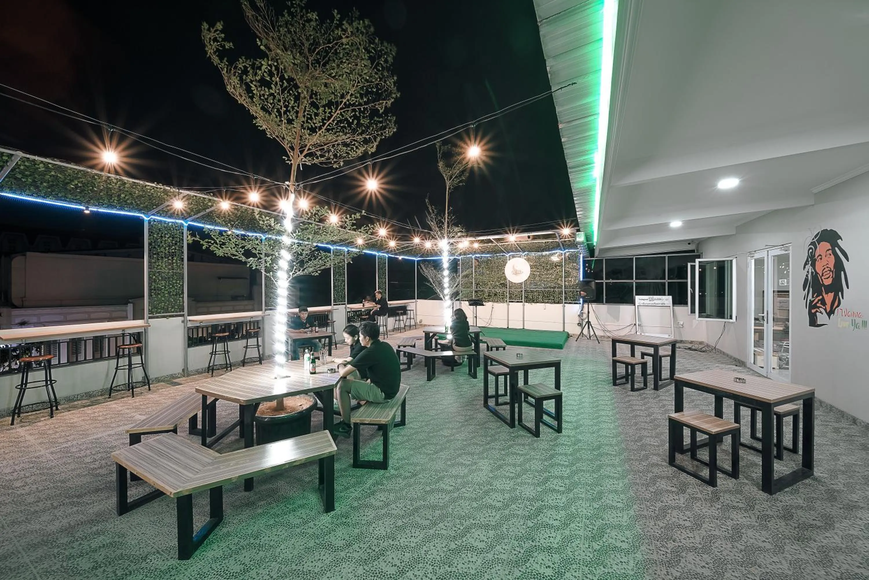 Restaurant/places to eat in Heritel Urban Hostel