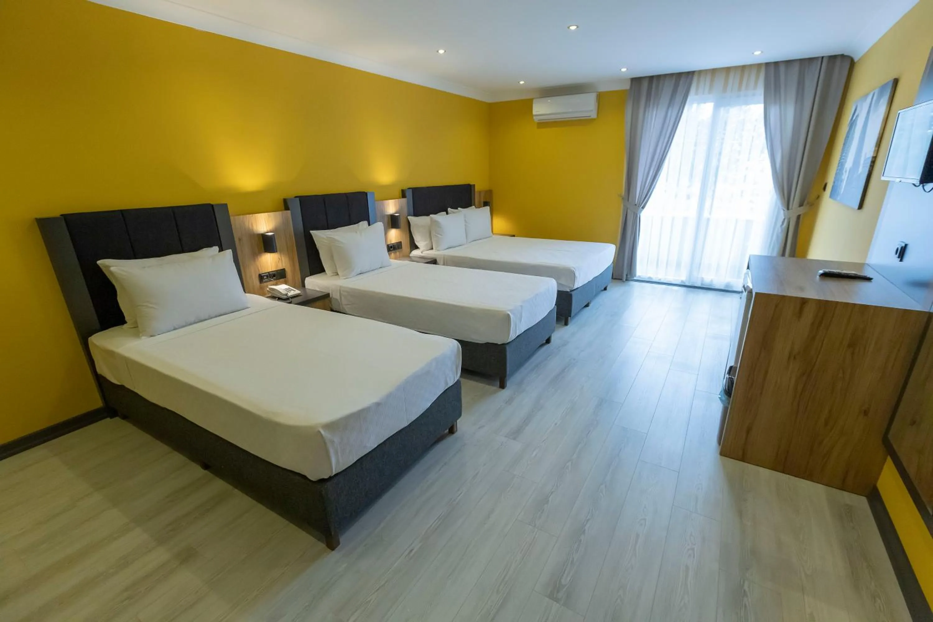 Photo of the whole room in Roy Otel Akçay