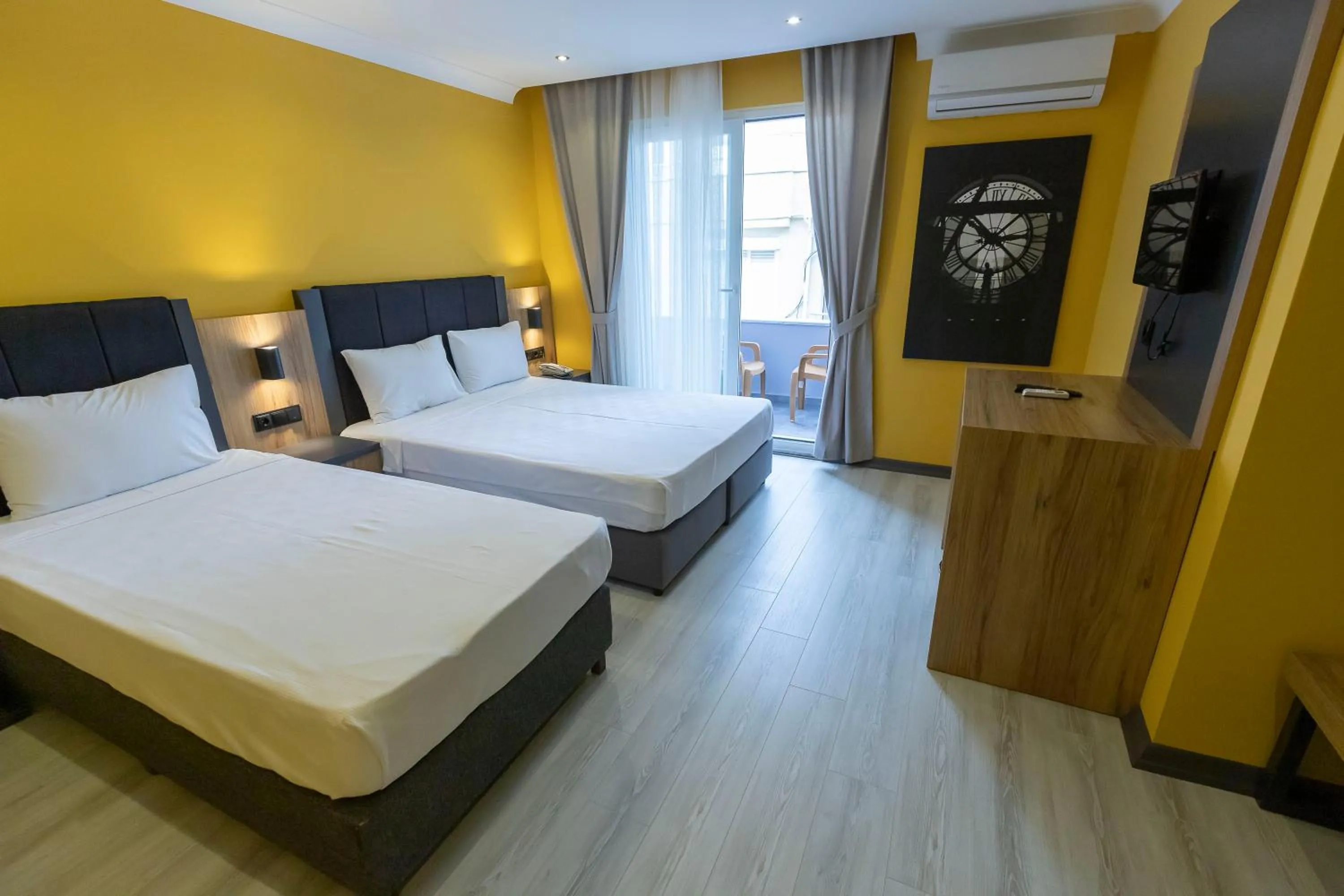 Photo of the whole room in Roy Otel Akçay