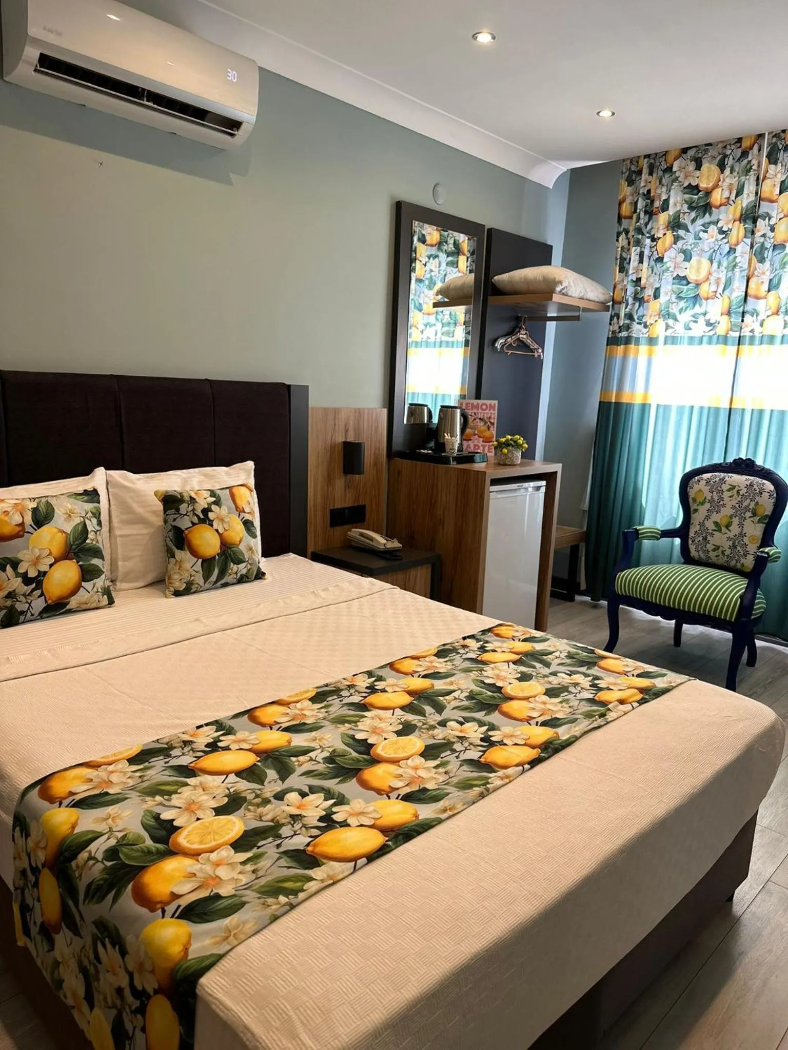 Photo of the whole room in Roy Otel Akçay