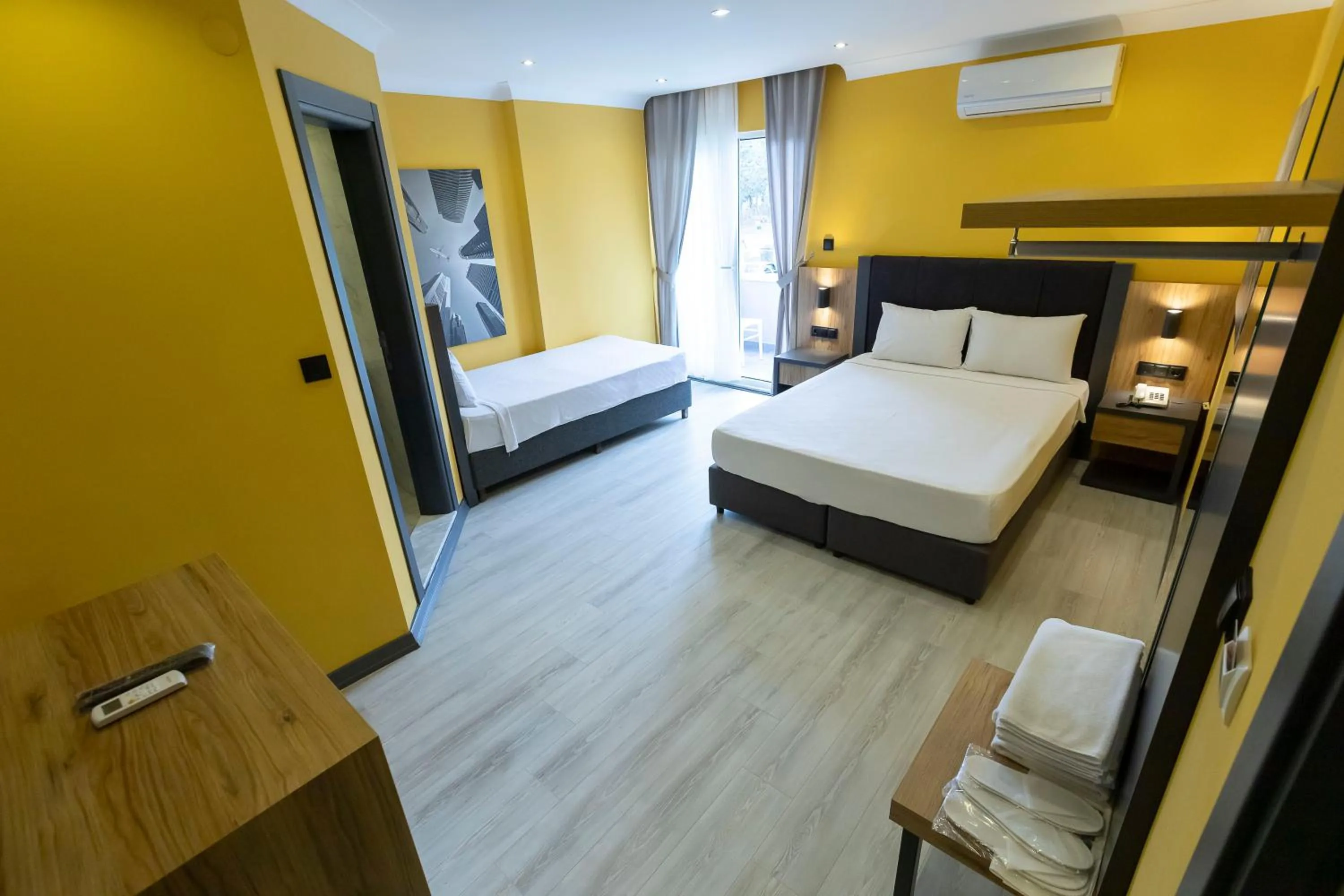 Photo of the whole room in Roy Otel Akçay