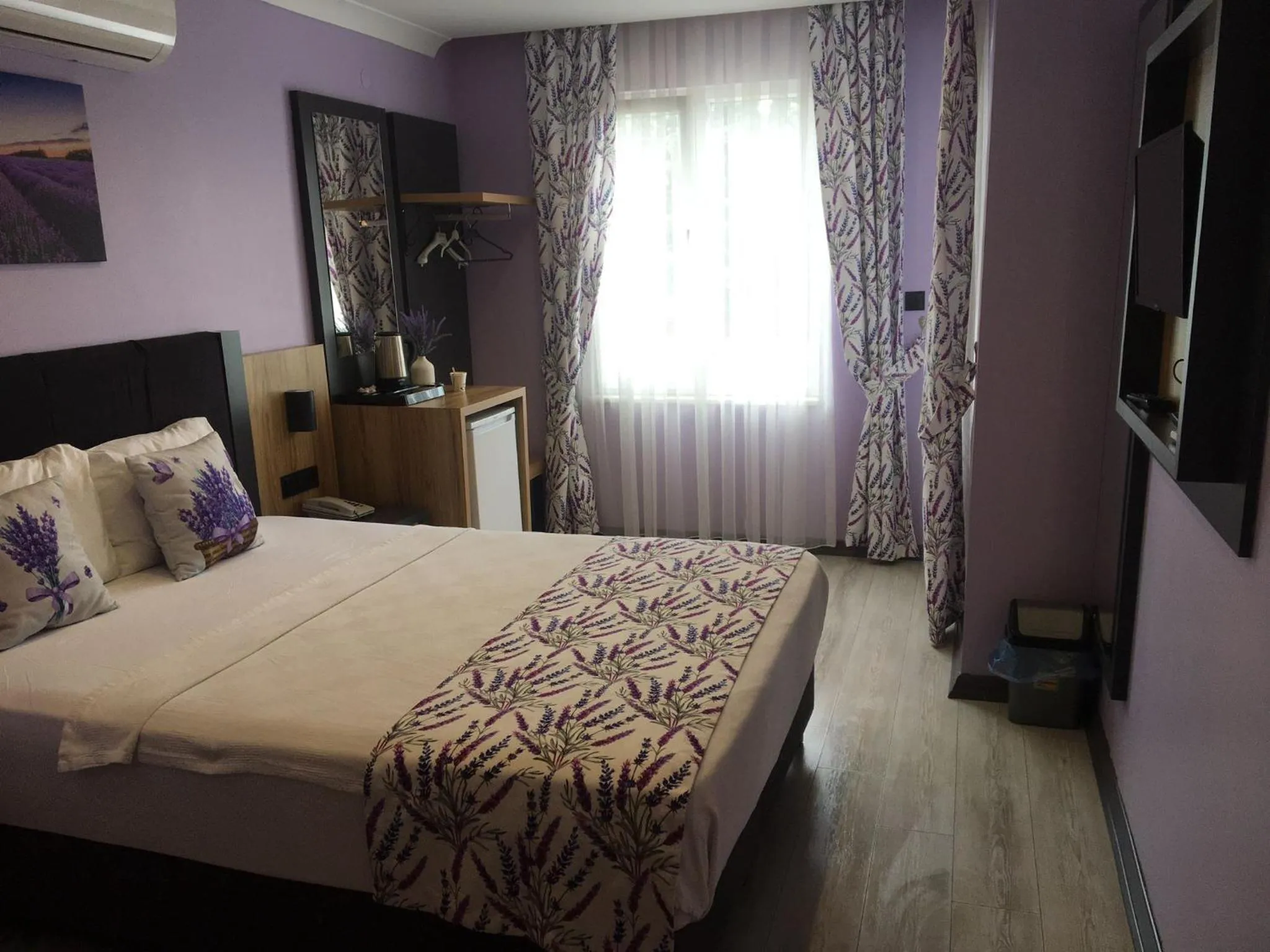 Photo of the whole room in Roy Otel Akçay