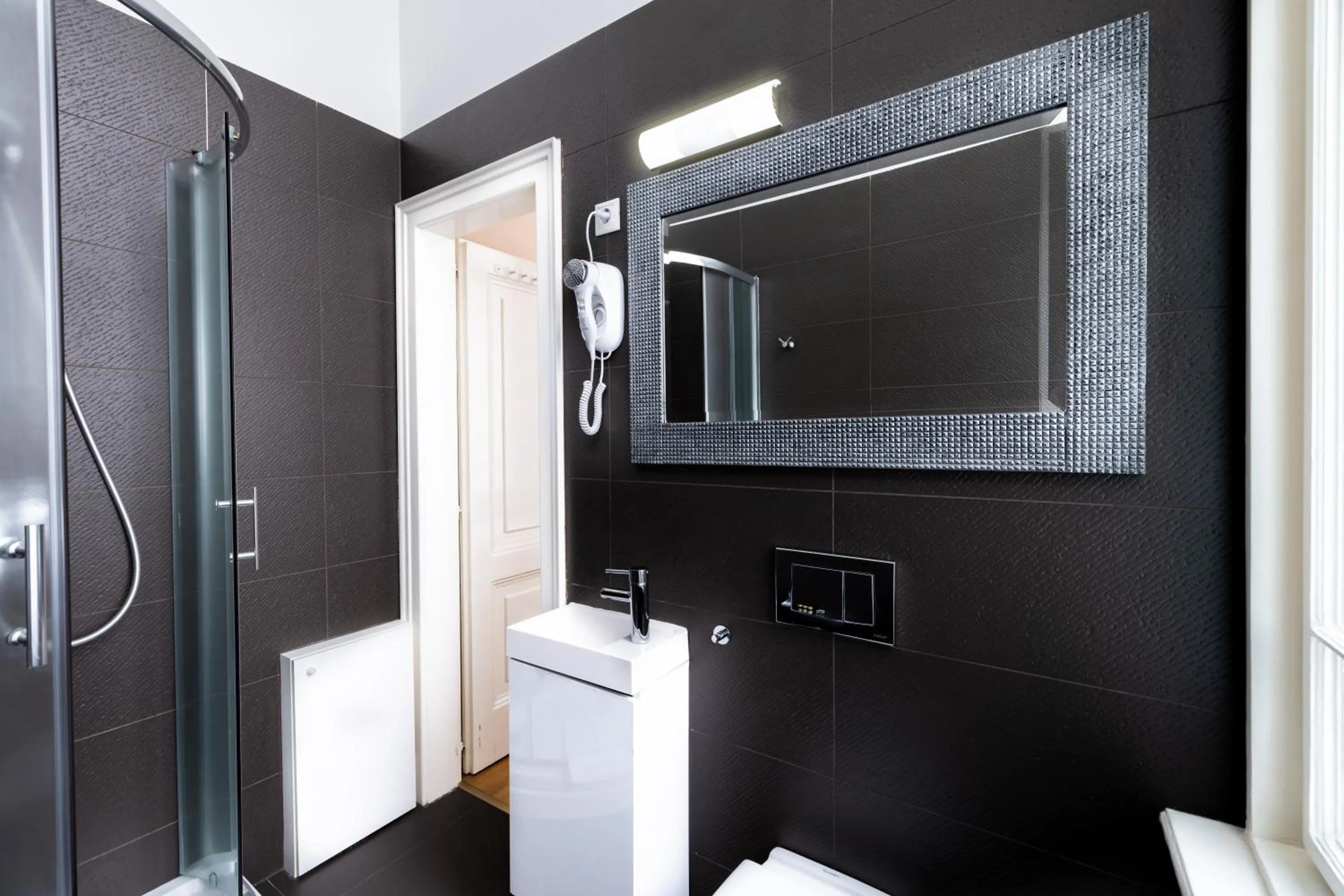 Shower in City Hotel Matyas