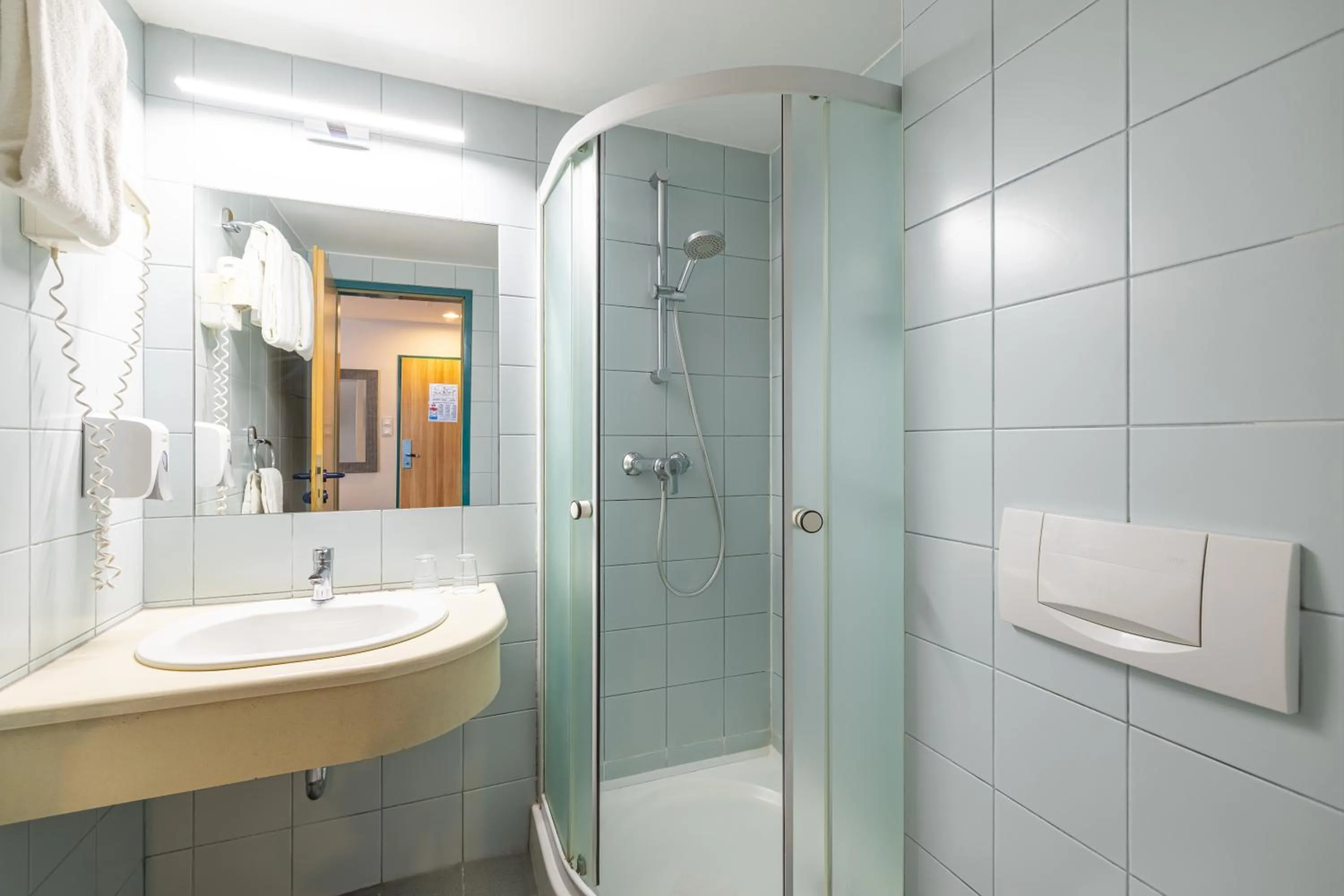 Shower in City Hotel Matyas