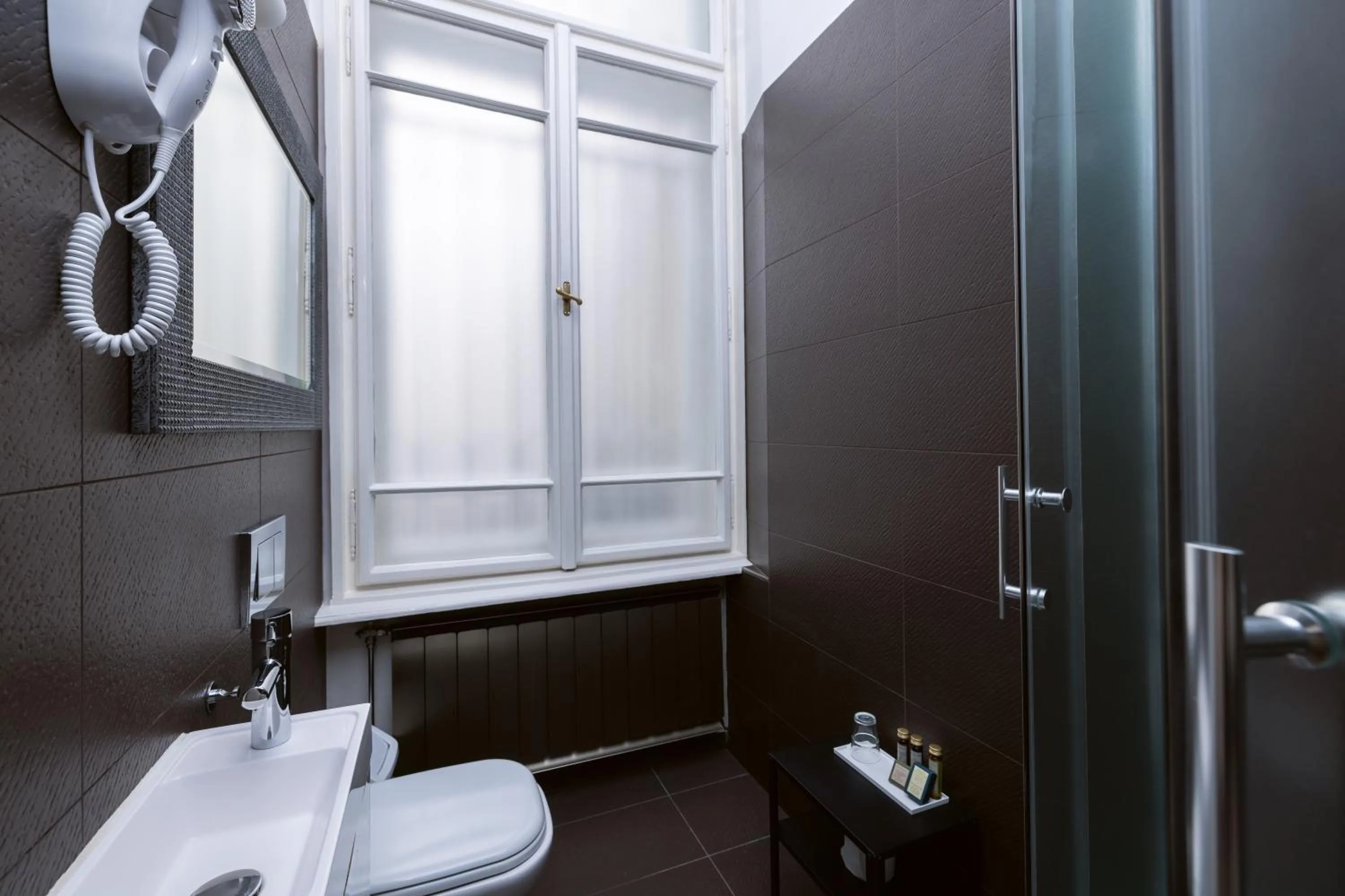 Shower in City Hotel Matyas