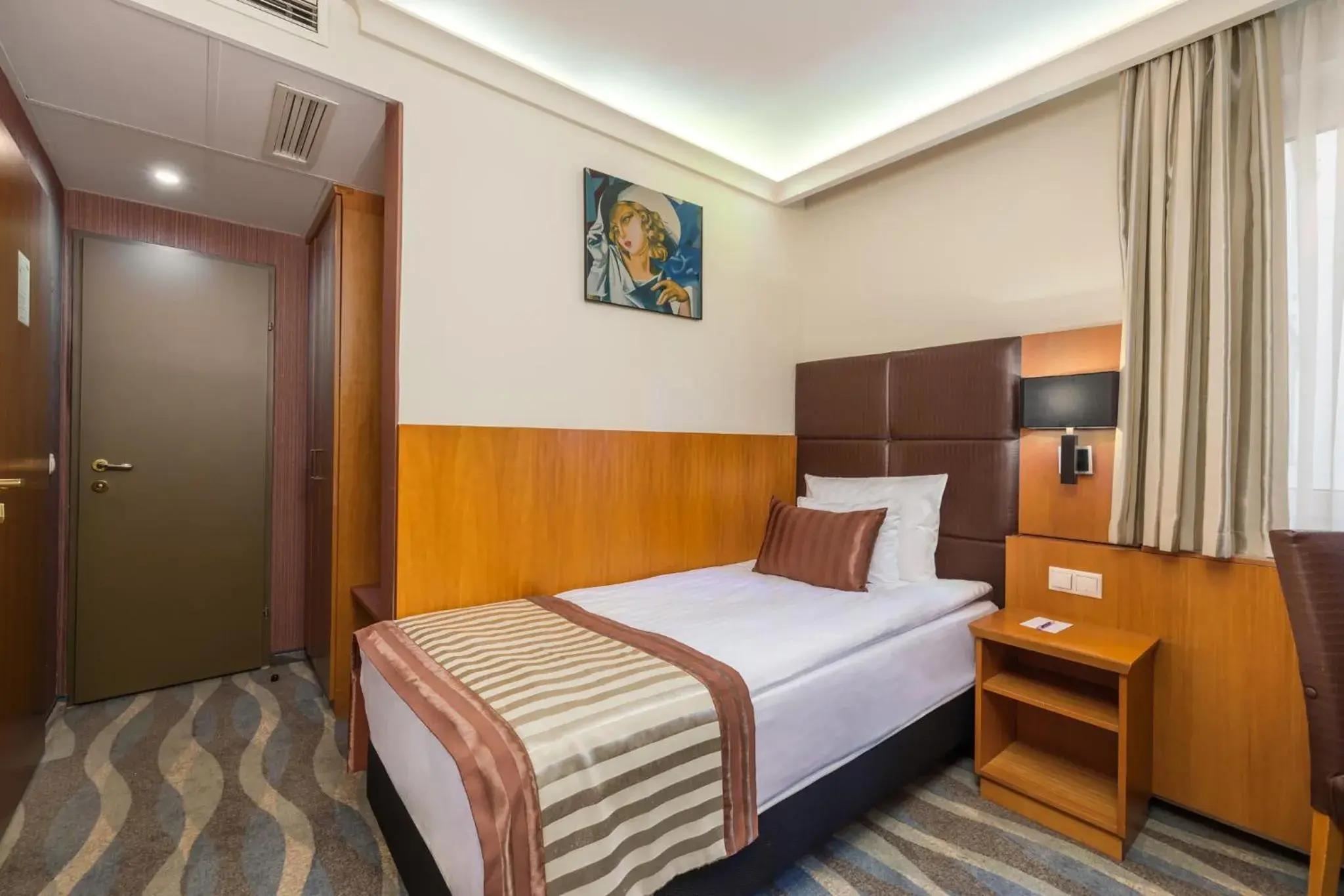 Economy Single Room in Carlton Hotel Buda Castle Economy Single Room in Carlton Hotel Buda Castle