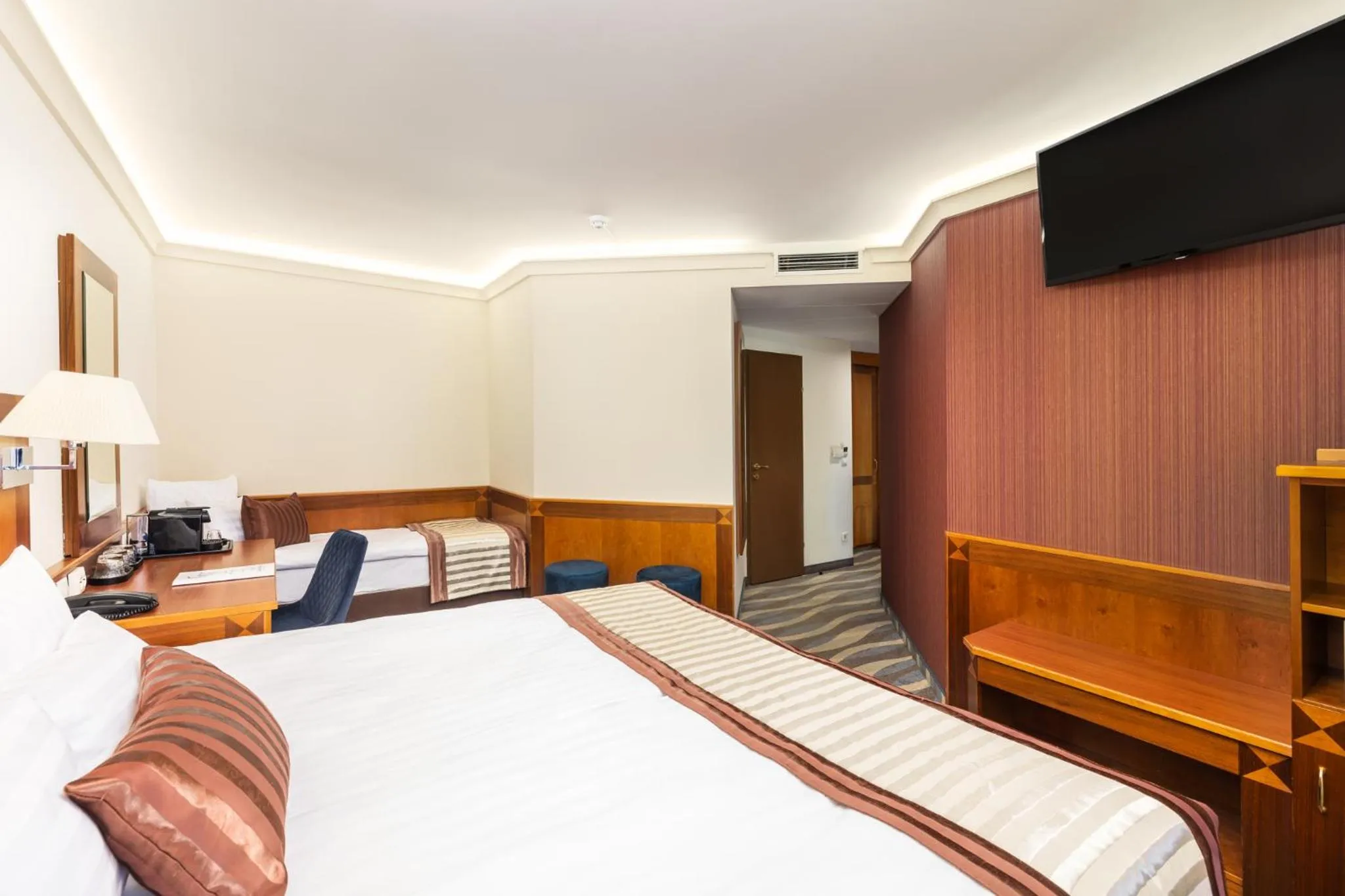 TV and multimedia, Bed in Carlton Hotel Buda Castle