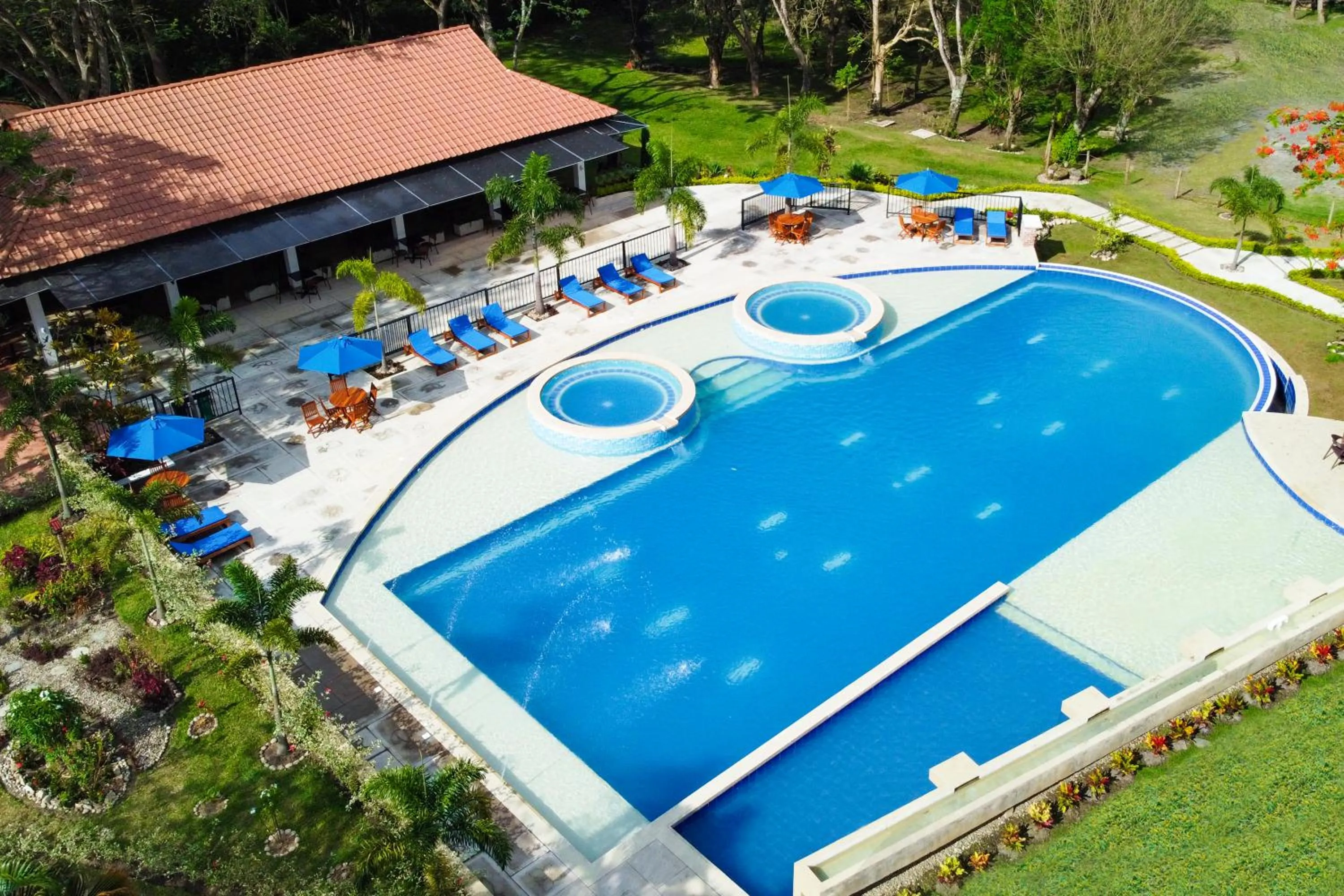 Swimming pool in Hotel Nana