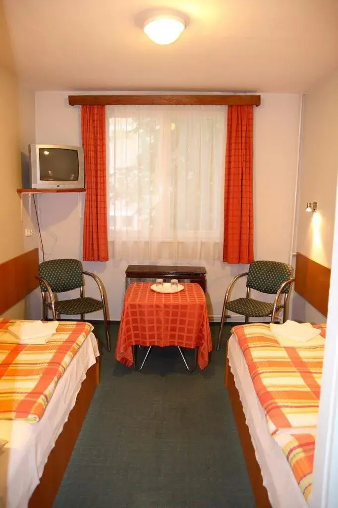 Double Room with Extra Bed - single occupancy in Hotel Touring Double Room with Extra Bed - single occupancy in Hotel Touring