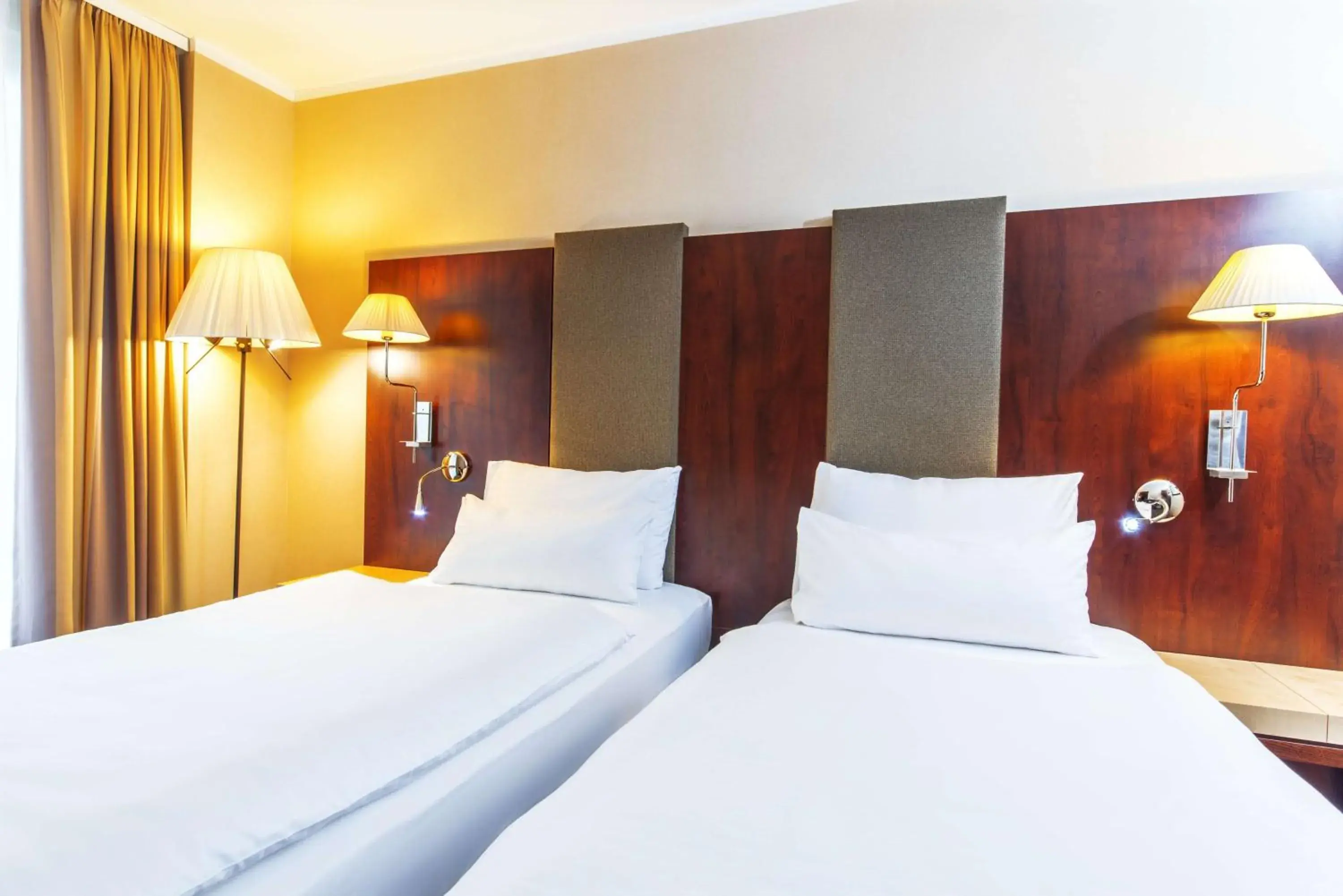 Standard Twin Room with extra bed (2 adults + 1 child) in NH Budapest City Standard Twin Room with extra bed (2 adults + 1 child) in NH Budapest City