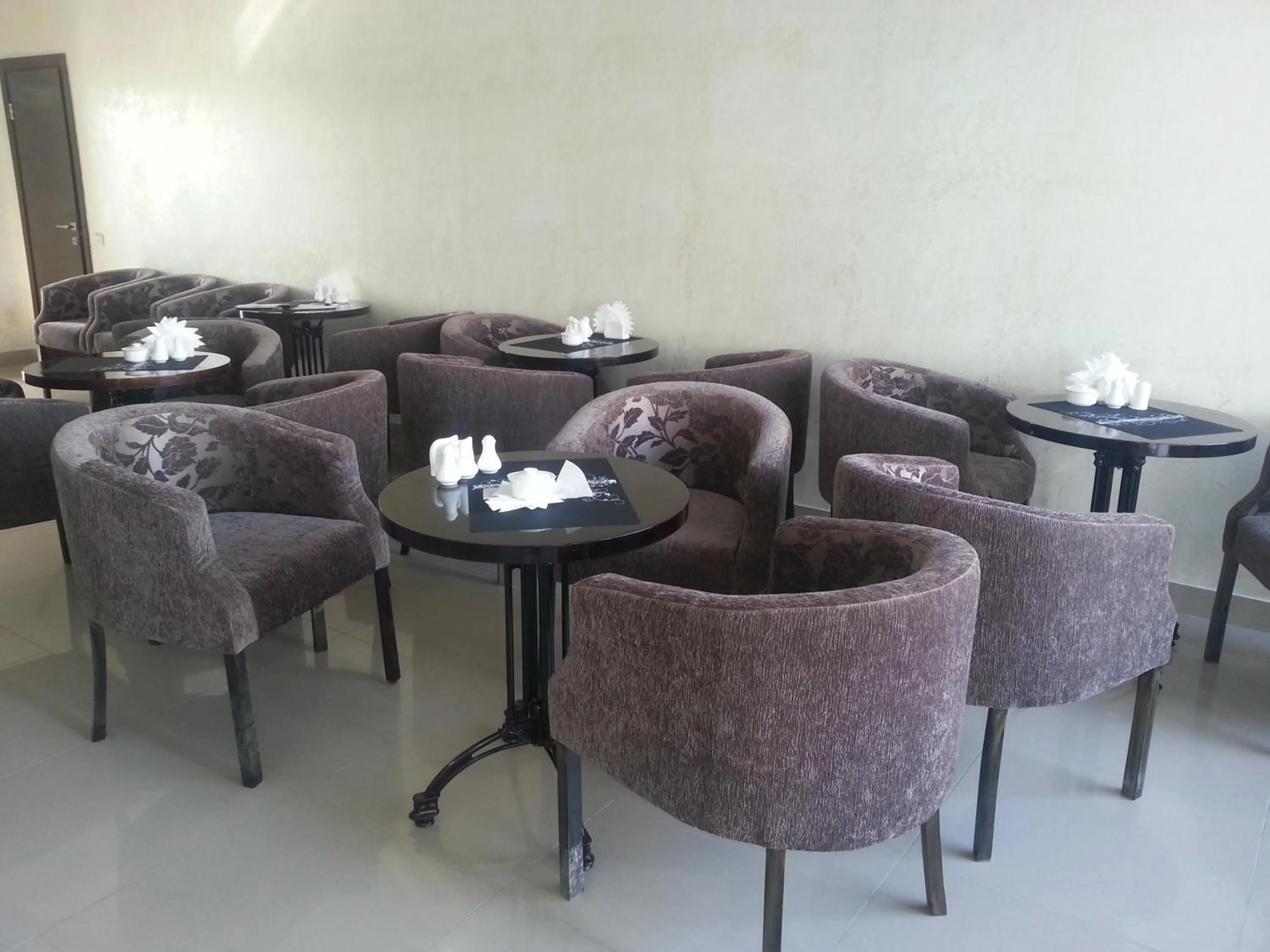 Restaurant/places to eat in Royal Petrol Hotel