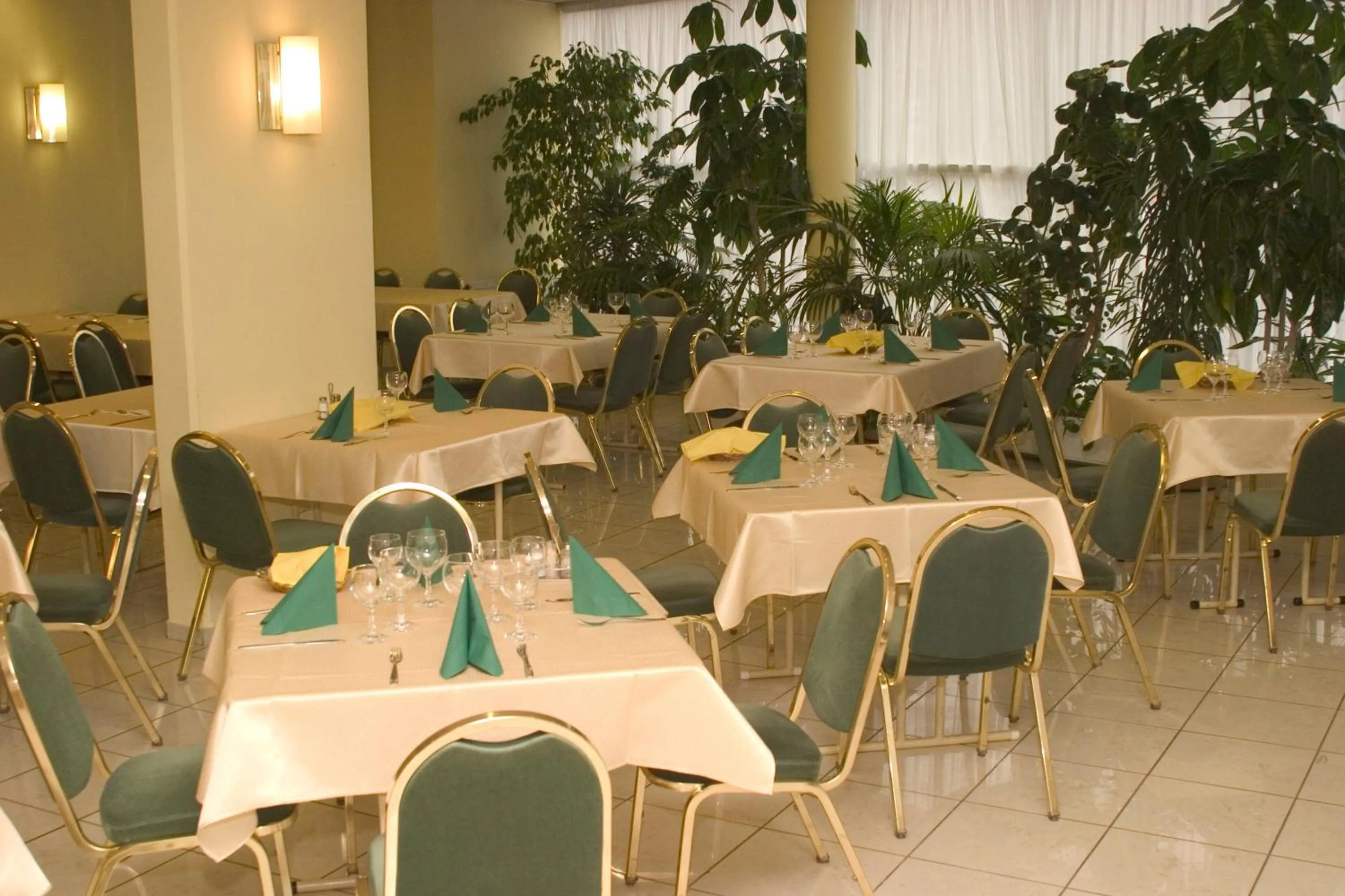 Restaurant/places to eat in Hotel Bara Budapest