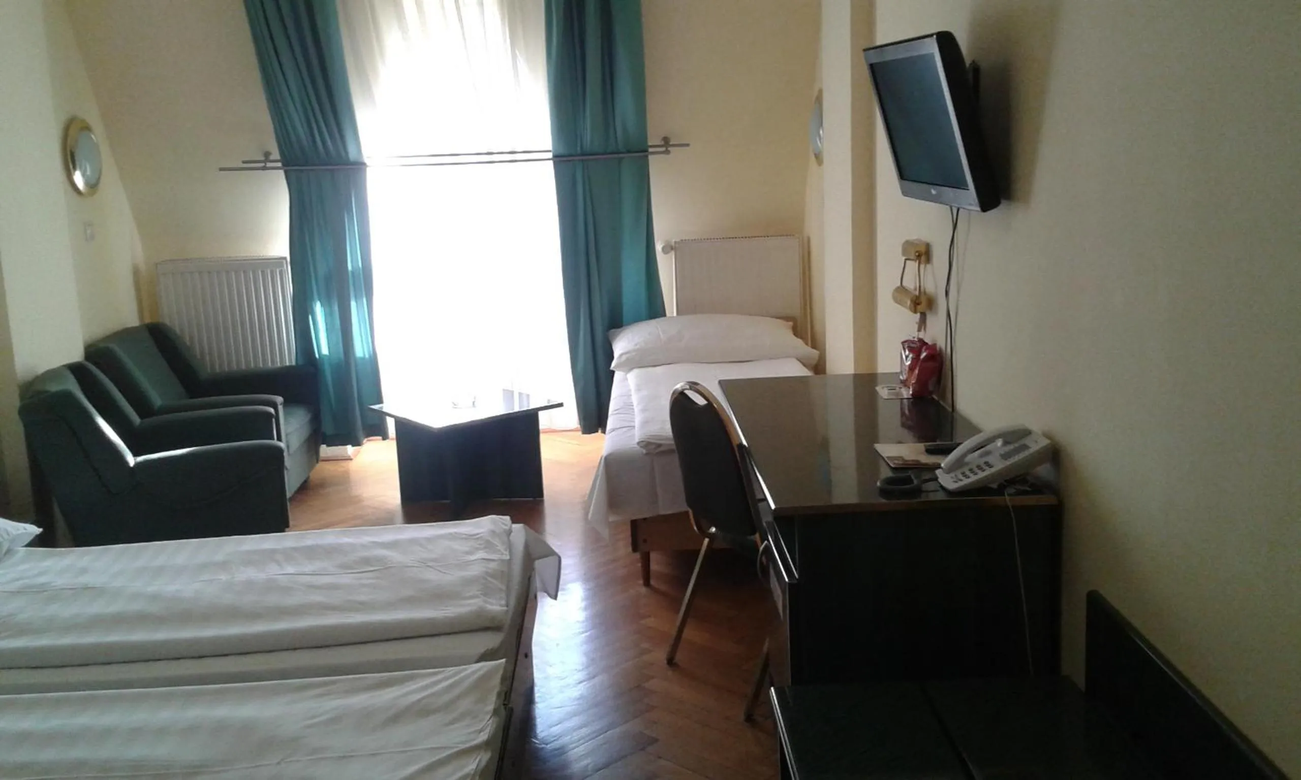 Photo of the whole room, Bed in Hotel Bara Budapest