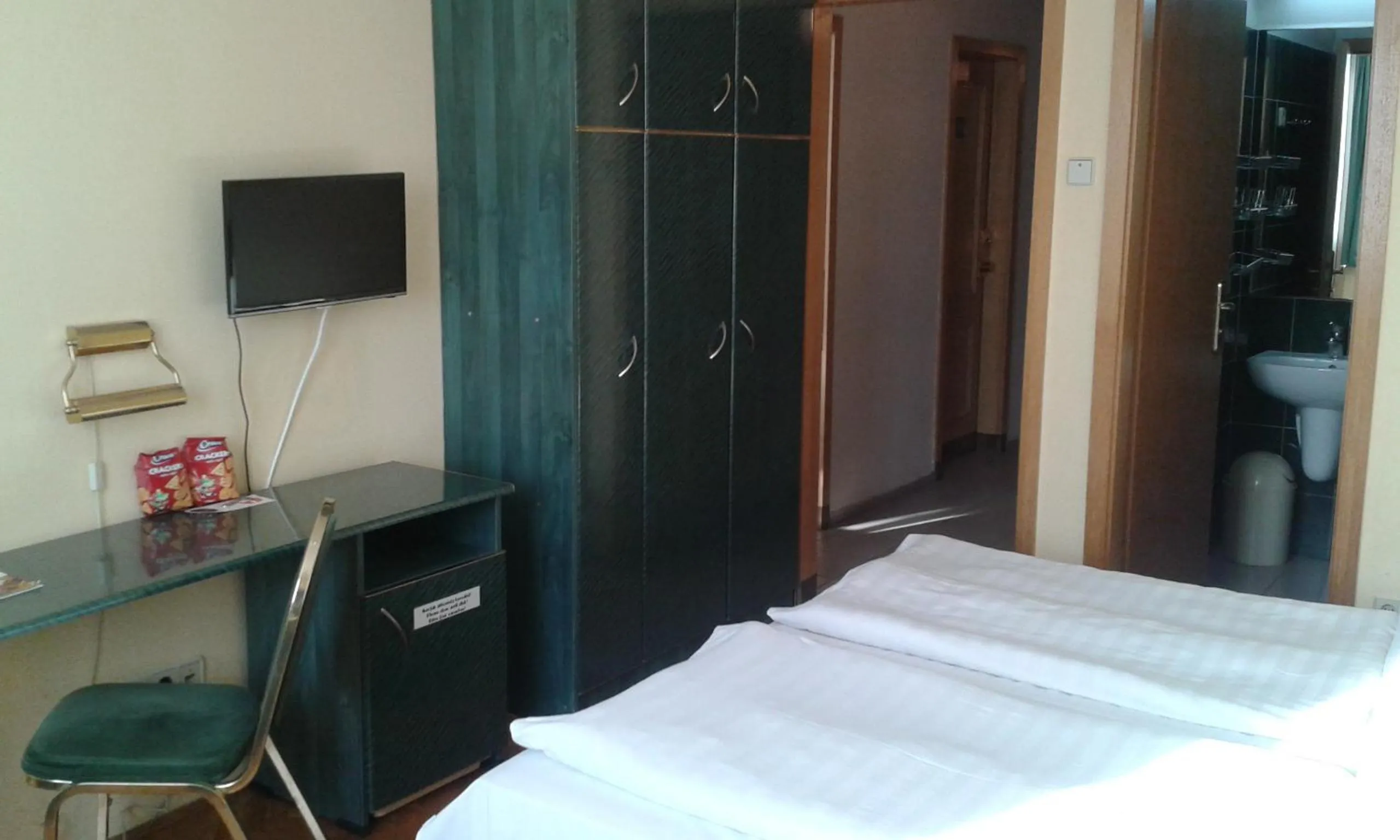 Photo of the whole room, Bed in Hotel Bara Budapest