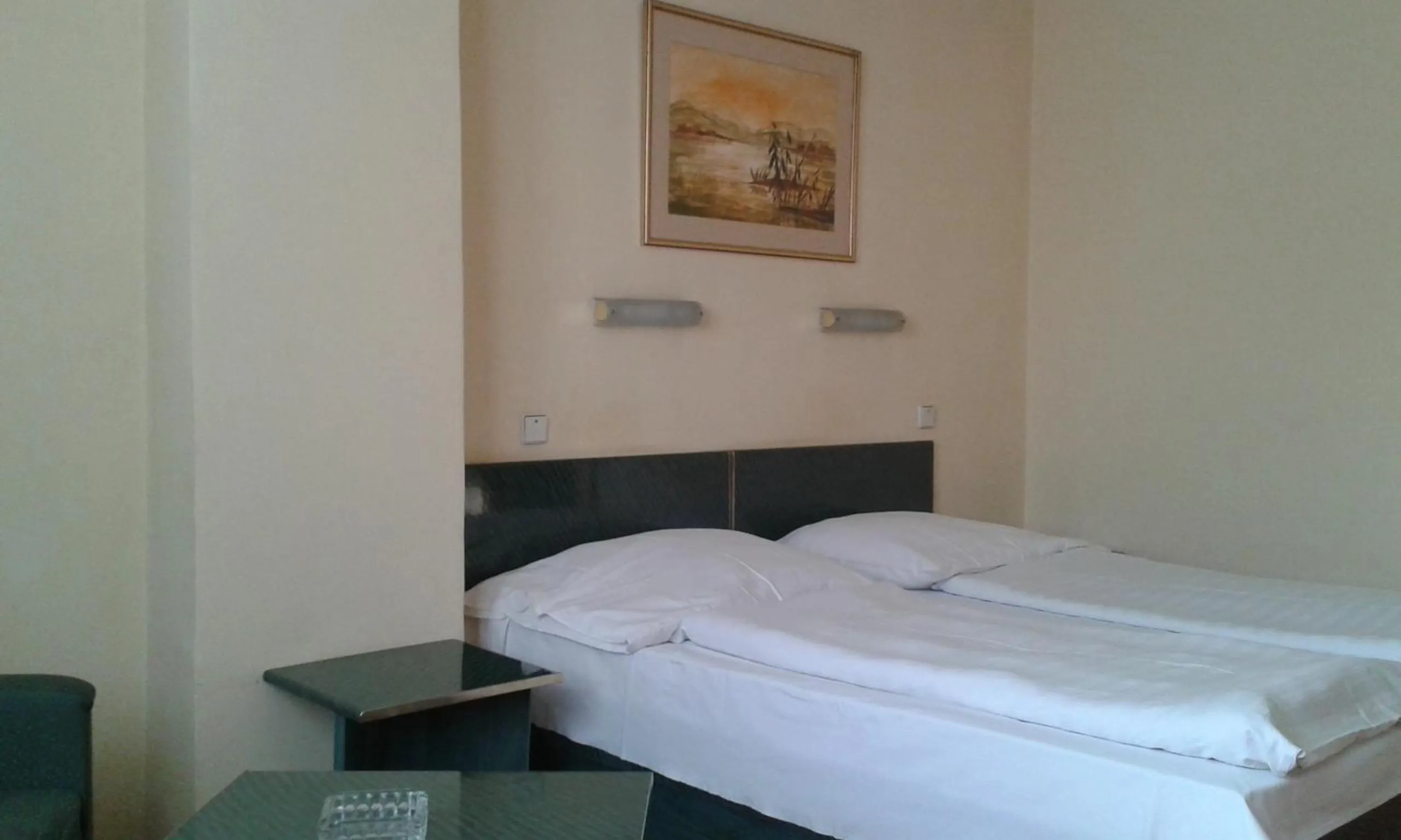 Bed in Hotel Bara Budapest