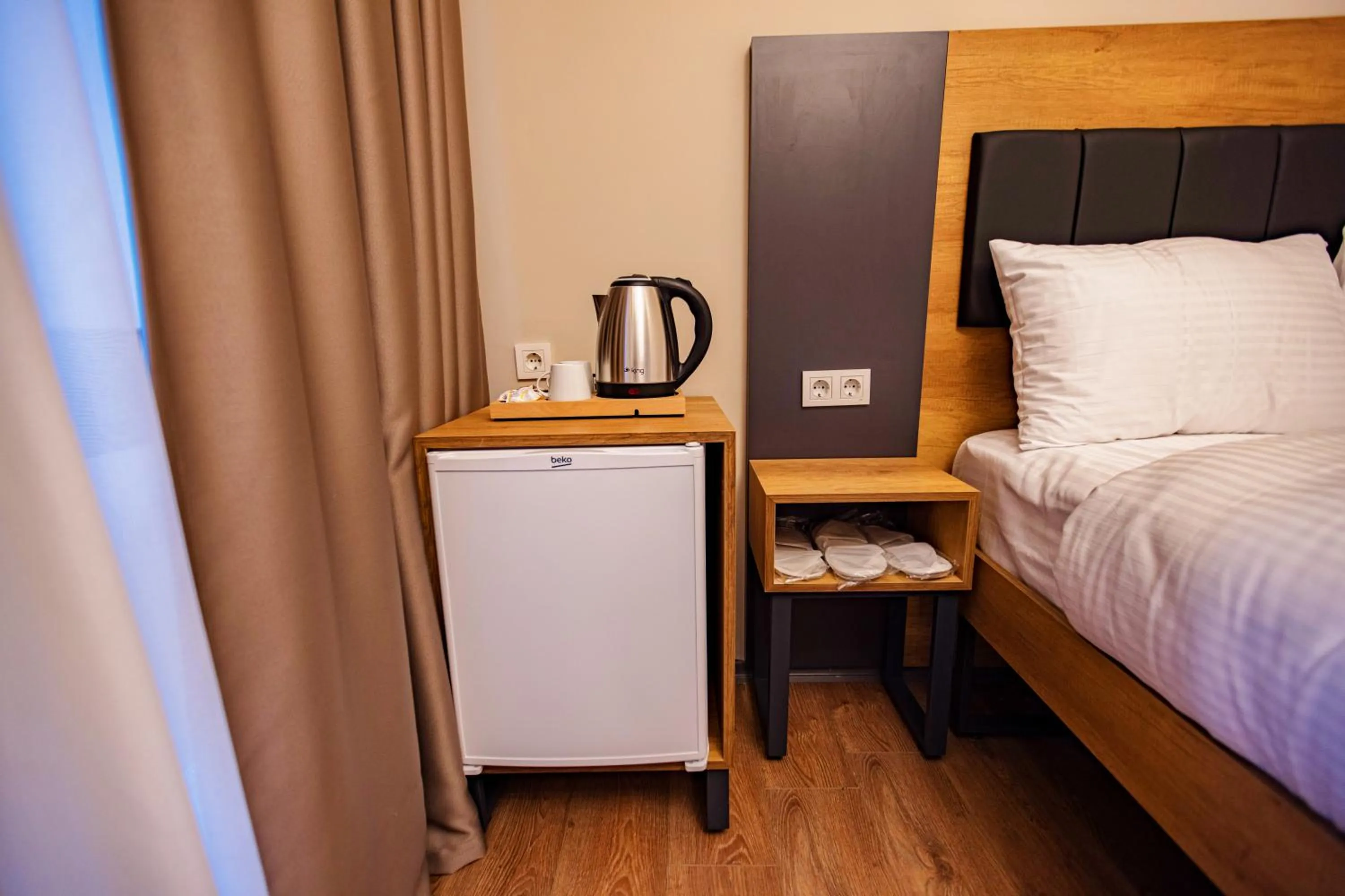 Coffee/tea facilities, Bed in Grand Balyan Hotel & Restaurant