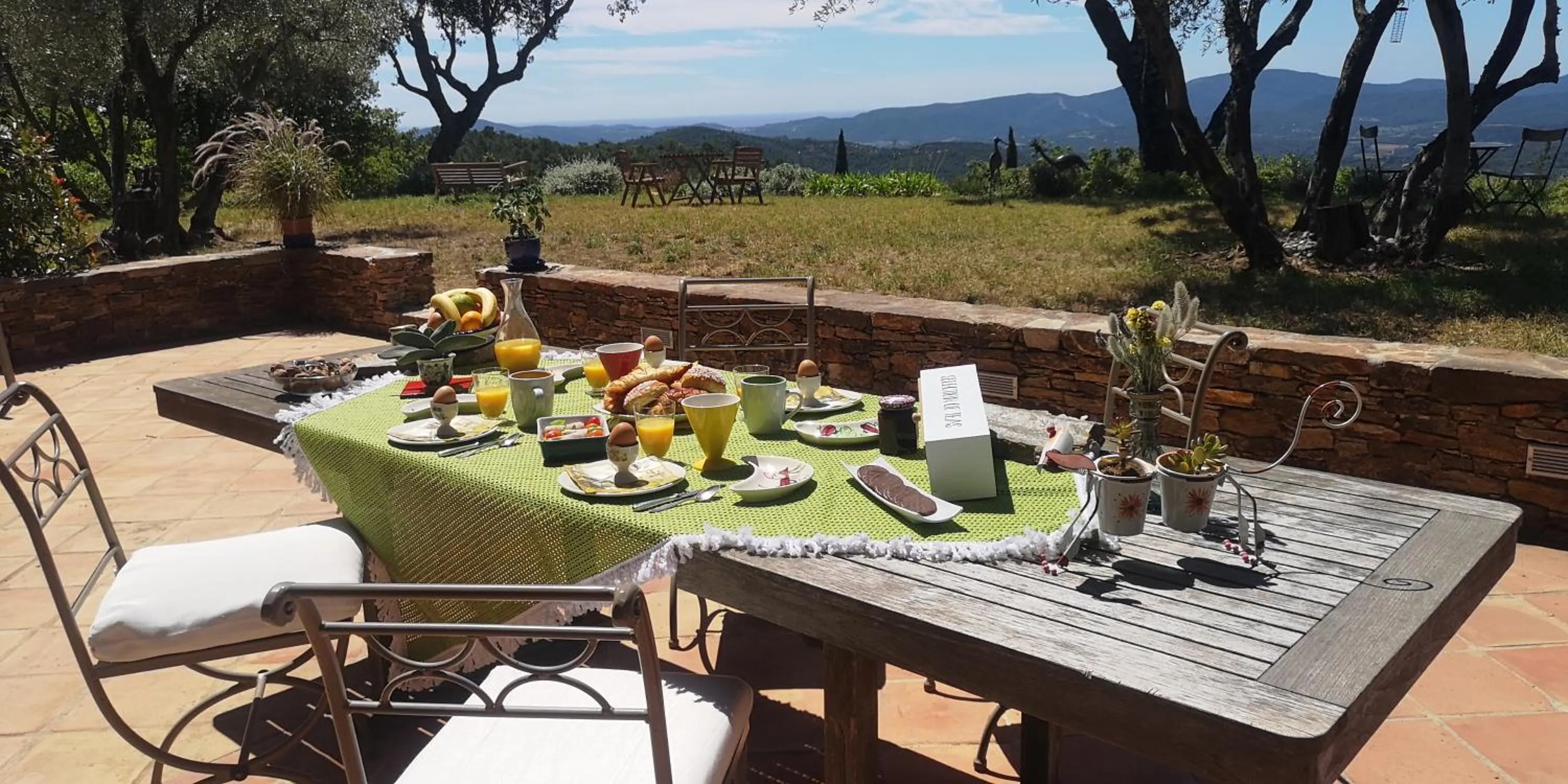 Continental breakfast in Domaine des Chênes de la Galline