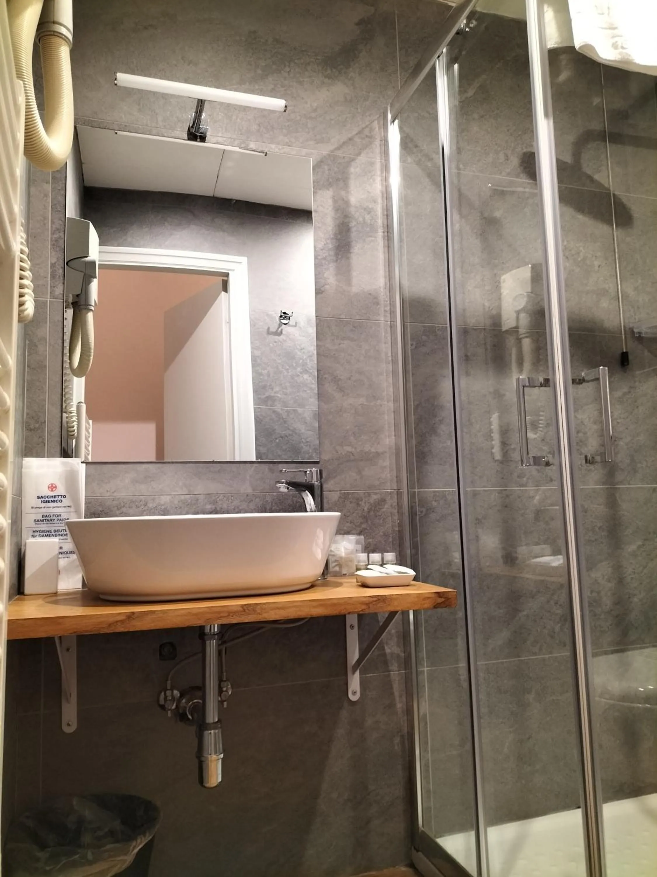 Shower in Hotel Camilla Firenze