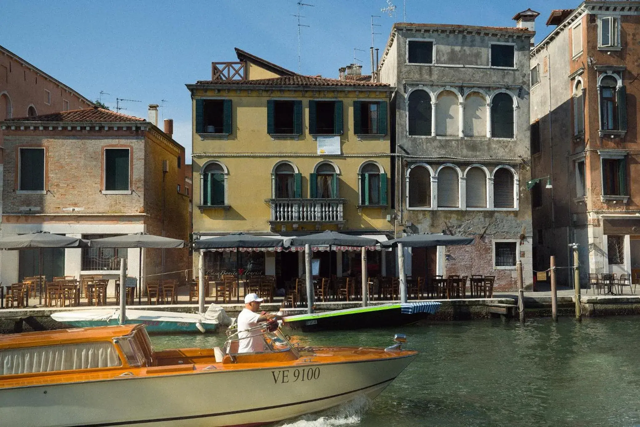 Casa Virginia direct at the canal Cannaregio with own roof terrace Casa Virginia direct at the canal Cannaregio with own roof terrace