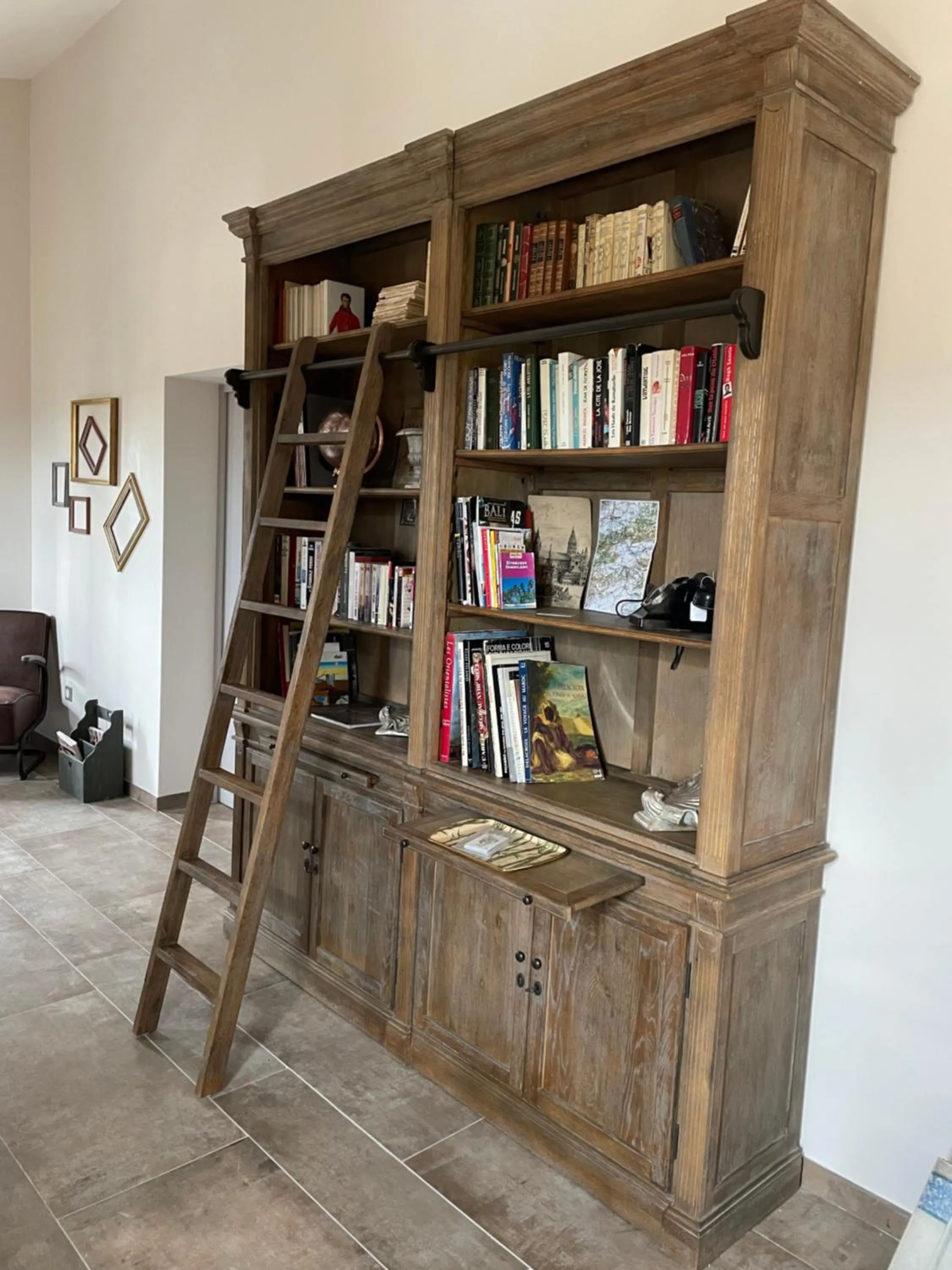 Library in Côté Dentelles