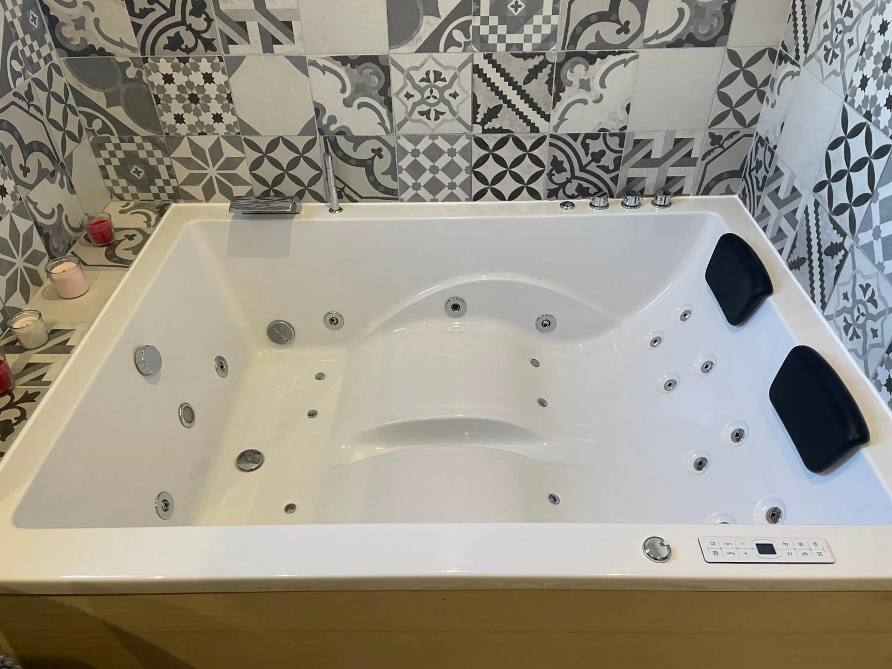 Hot Tub in Côté Dentelles