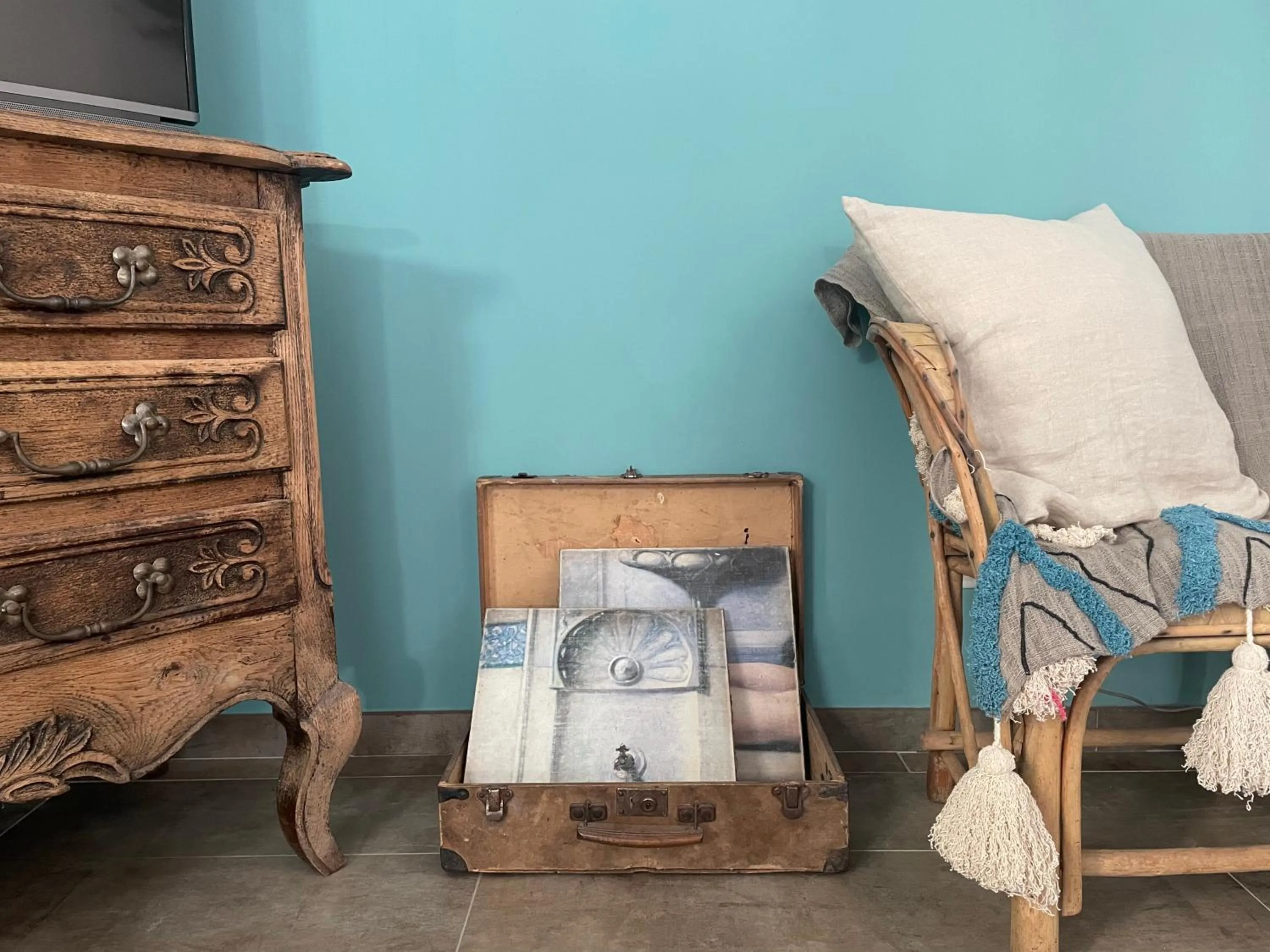 Seating area in Côté Dentelles