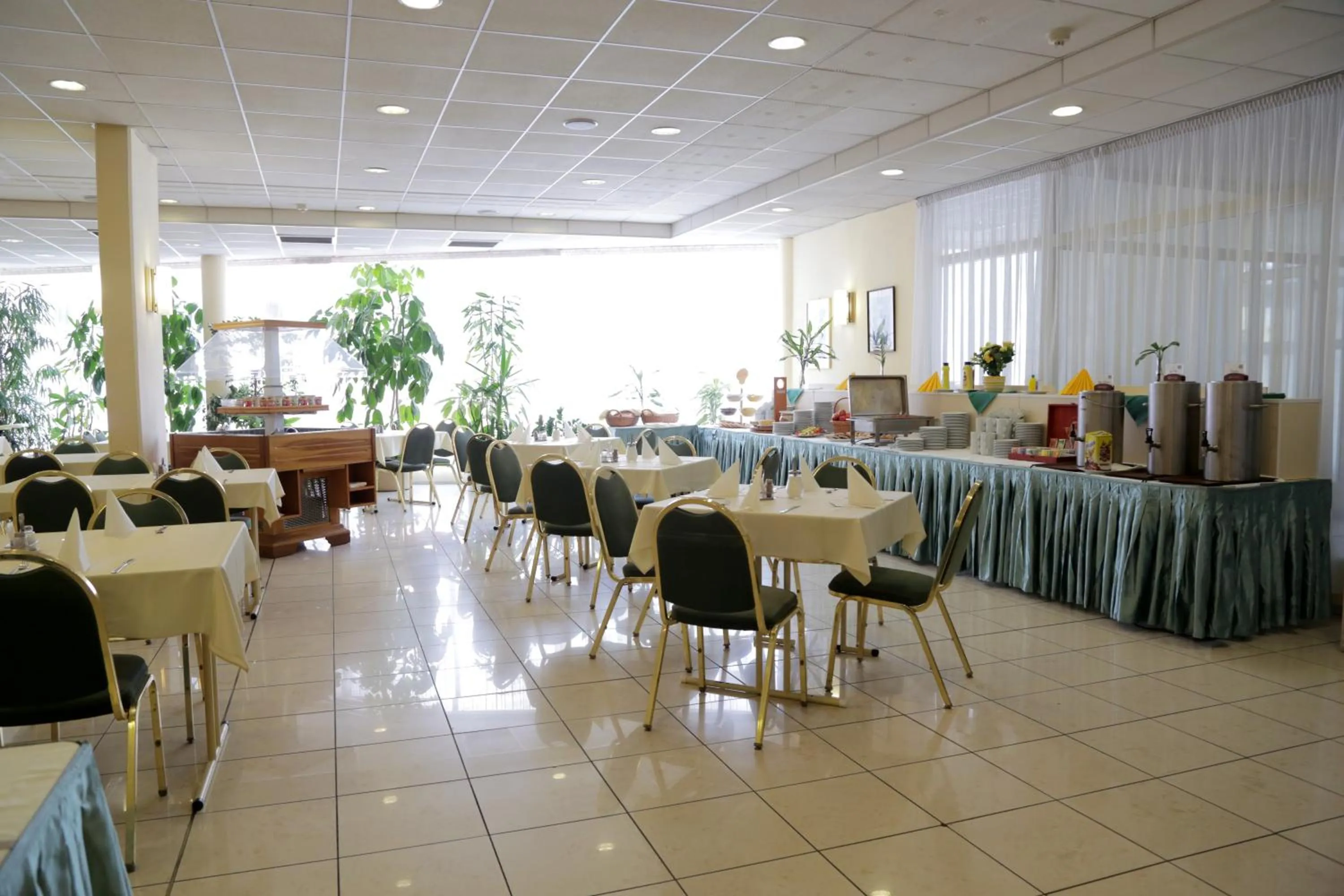 Restaurant/places to eat in Hotel Bara Junior