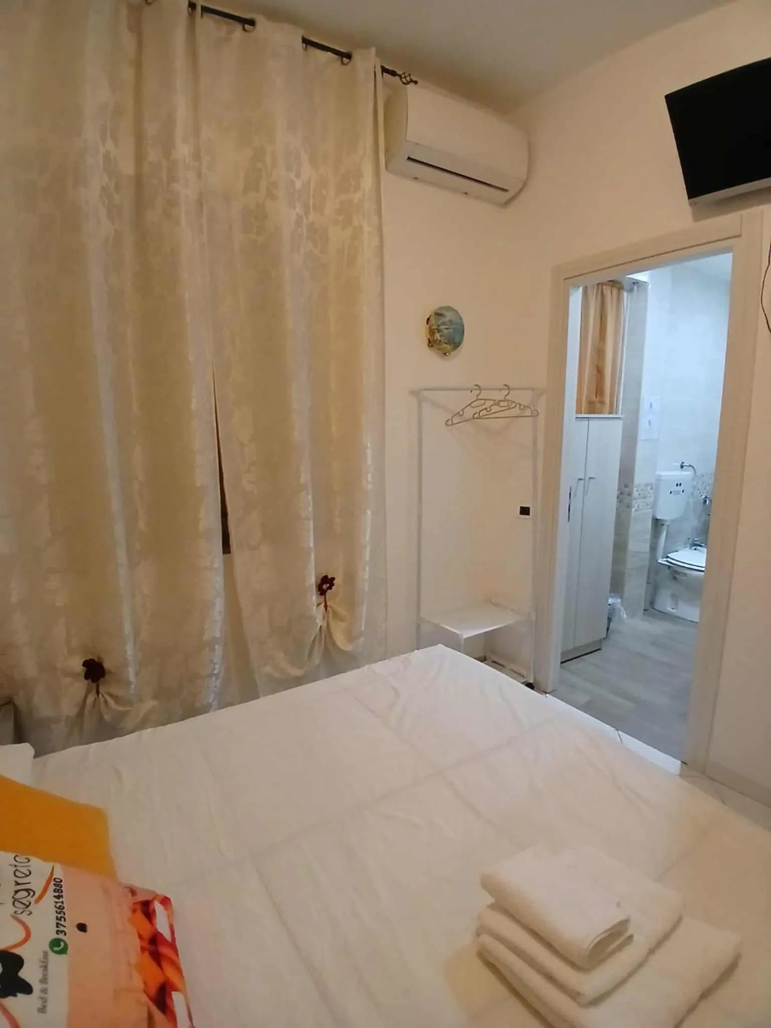 Photo of the whole room, Bed in Napoli Segreta