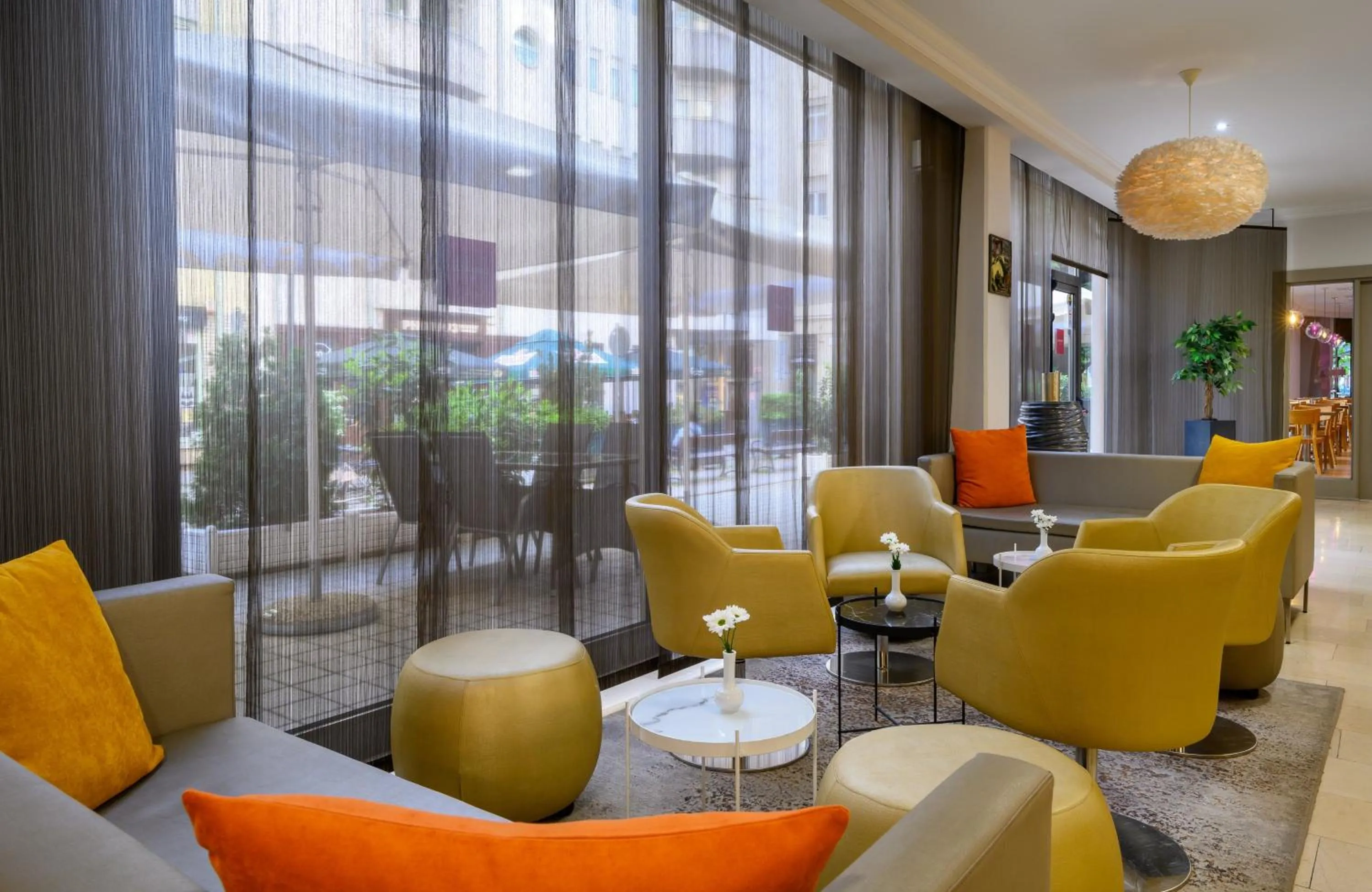 Lounge or bar in Leonardo Hotel Budapest