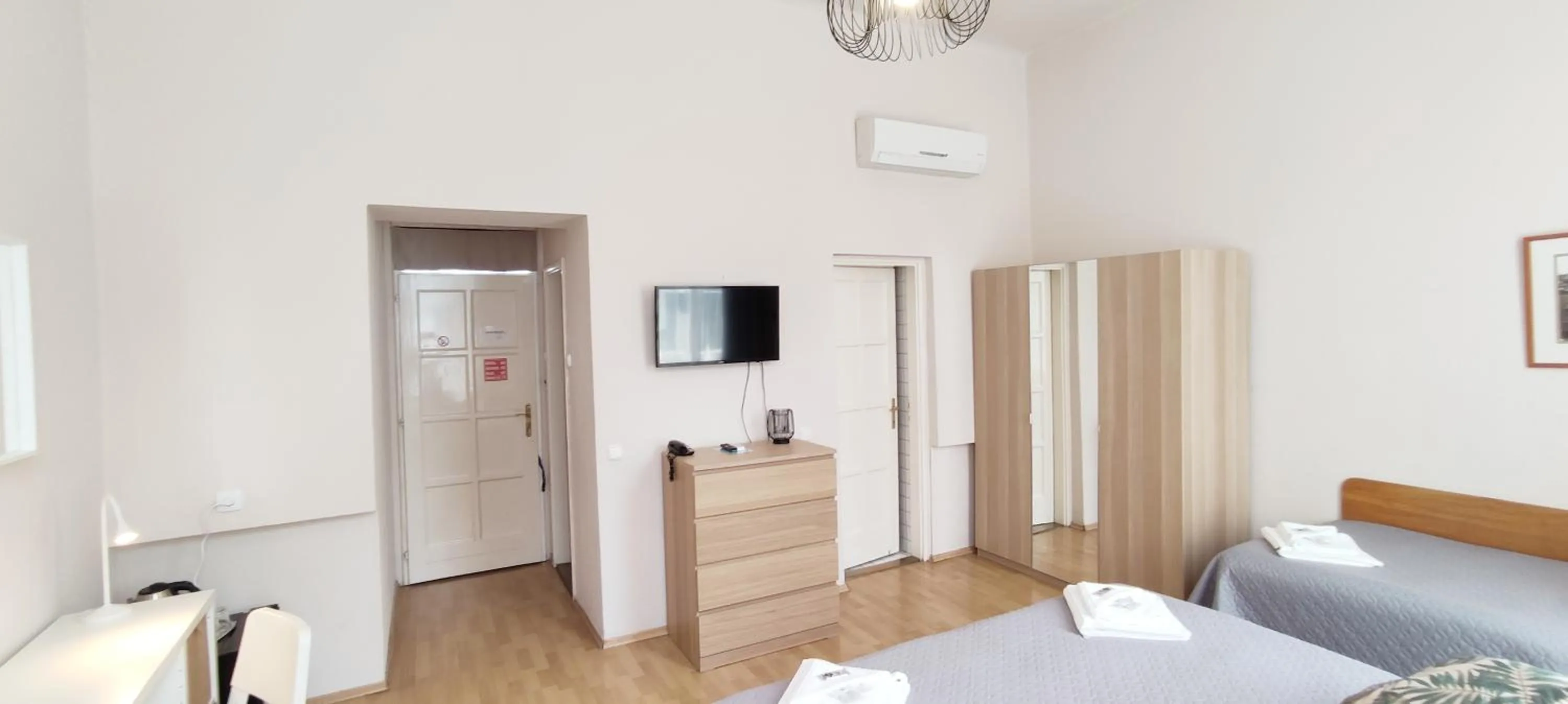 Photo of the whole room, Bed in Budapest Csaszar Hotel