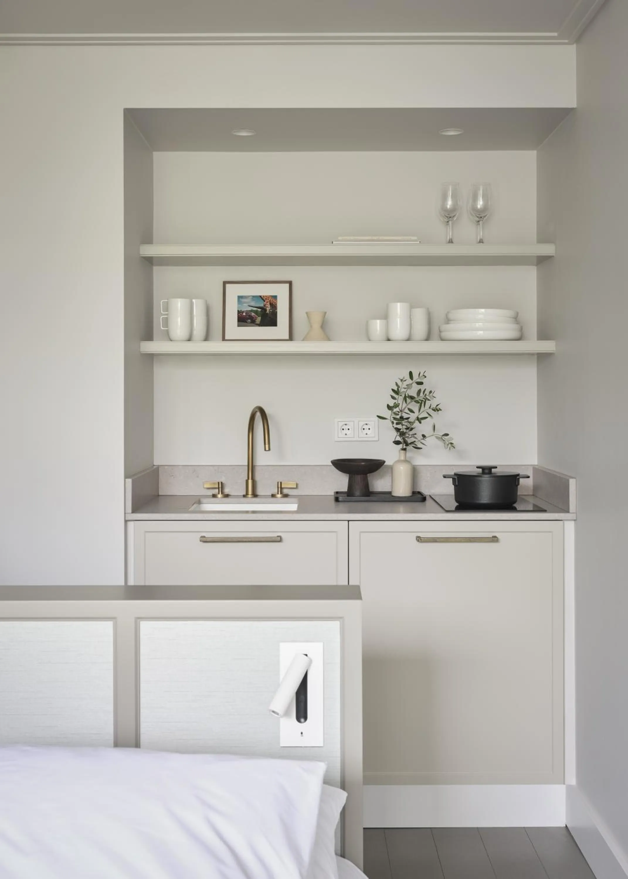 Kitchen or kitchenette, Bed in Boutique Hotel Benedict Noordwijk