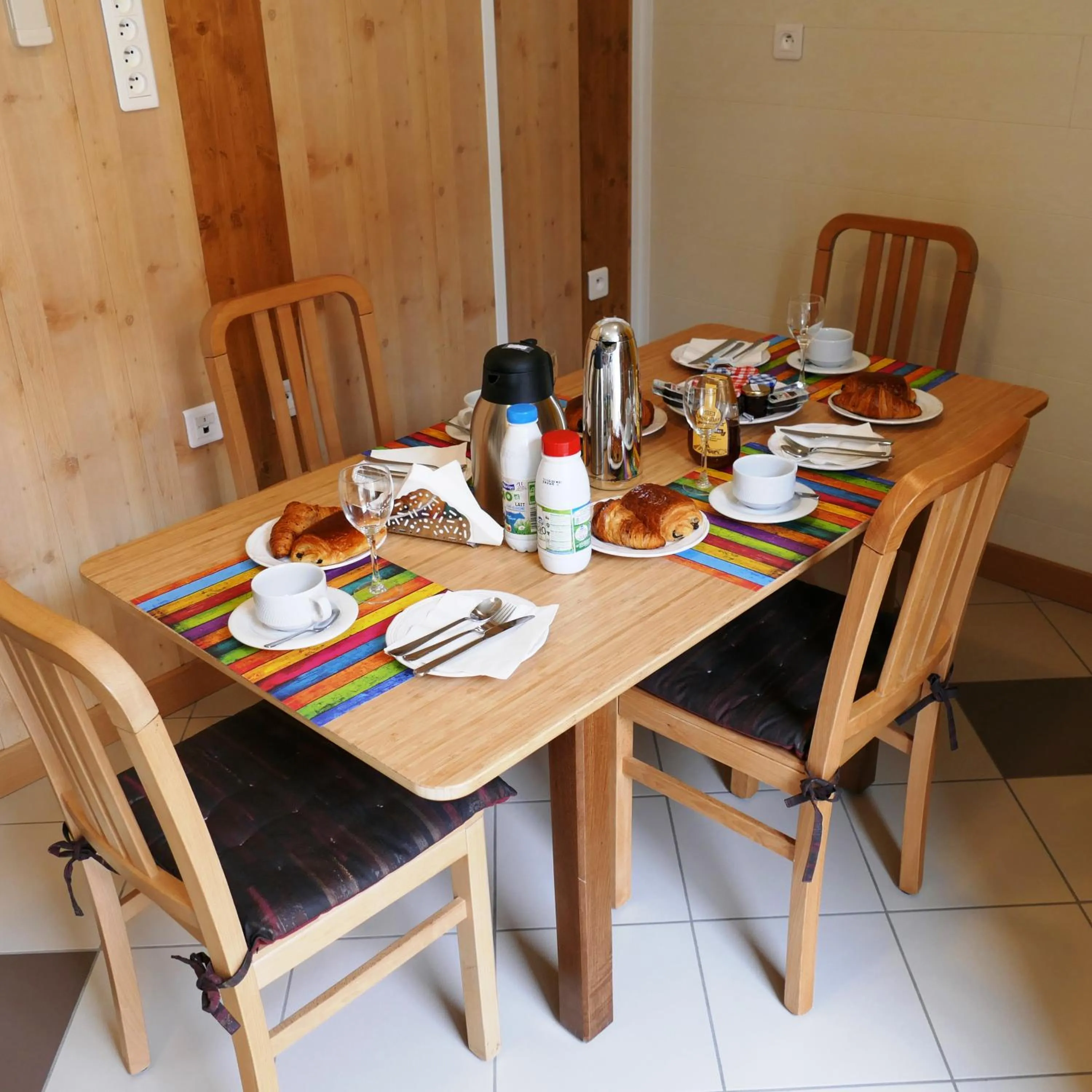Dining area in Les Grands Crus - Gîte "Pommard"