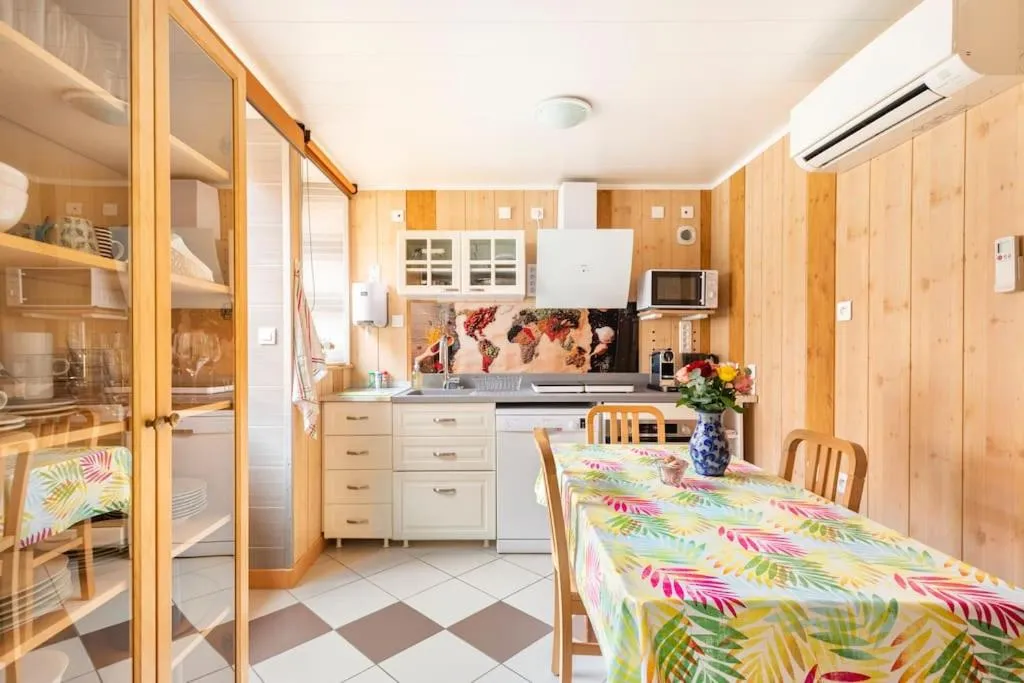 Kitchen or kitchenette in Les Grands Crus - Gîte "Pommard"