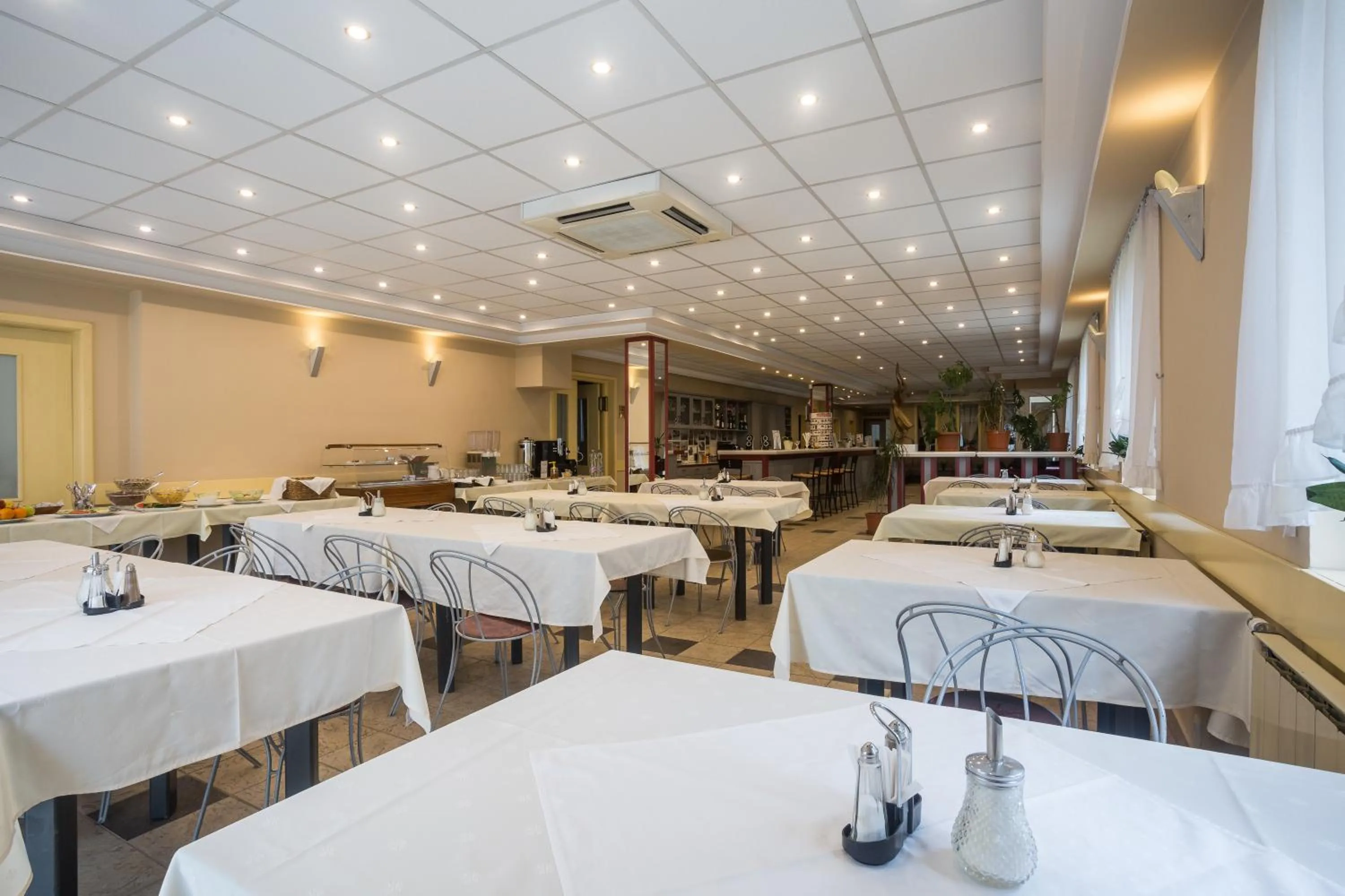 Restaurant/places to eat in Hotel Luna Budapest