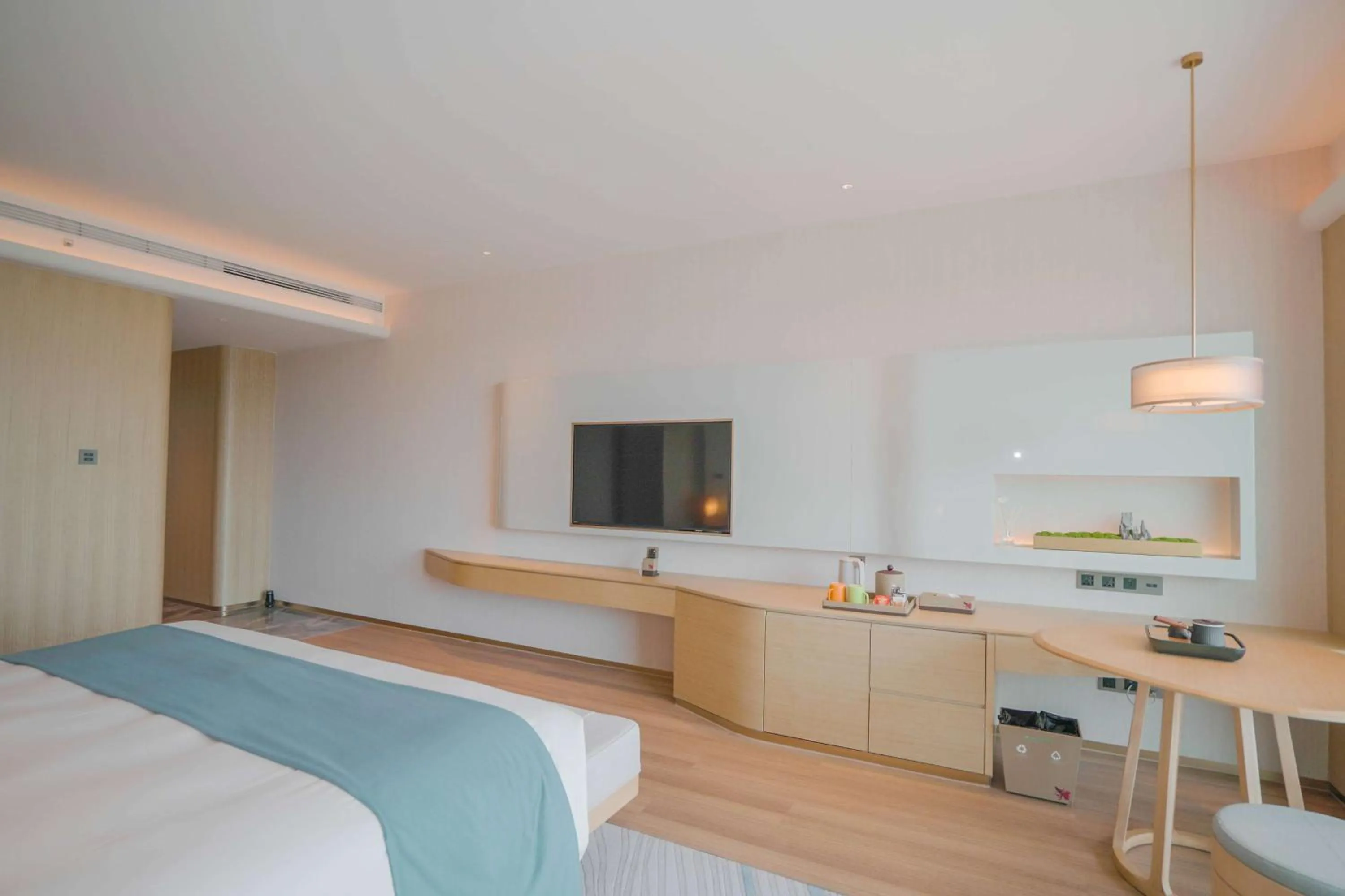 Photo of the whole room, Bed in Wyndham Garden Jinjiang