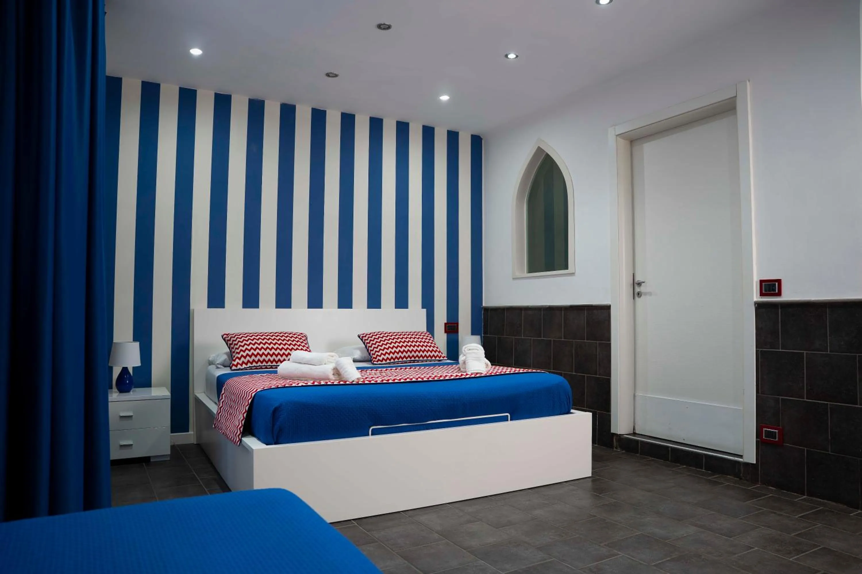 Photo of the whole room, Bed in Yacht Club Angioino