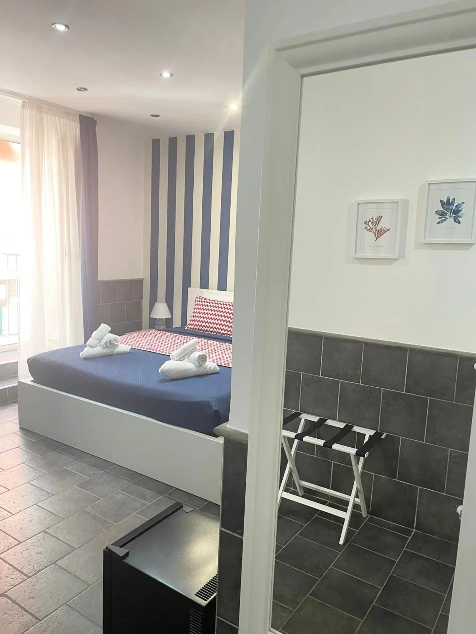 Photo of the whole room, Bed in Yacht Club Angioino