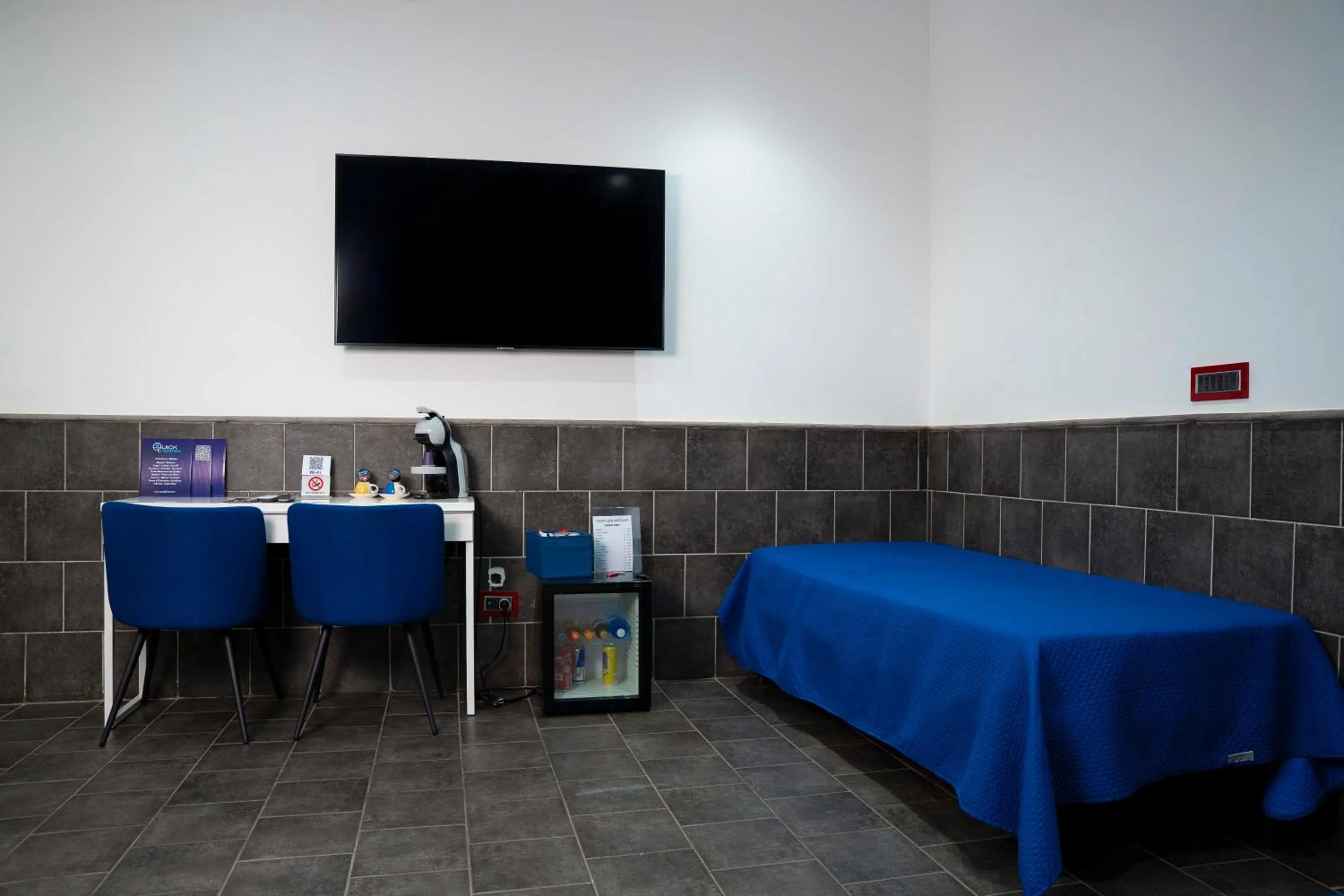 Photo of the whole room, Bed in Yacht Club Angioino