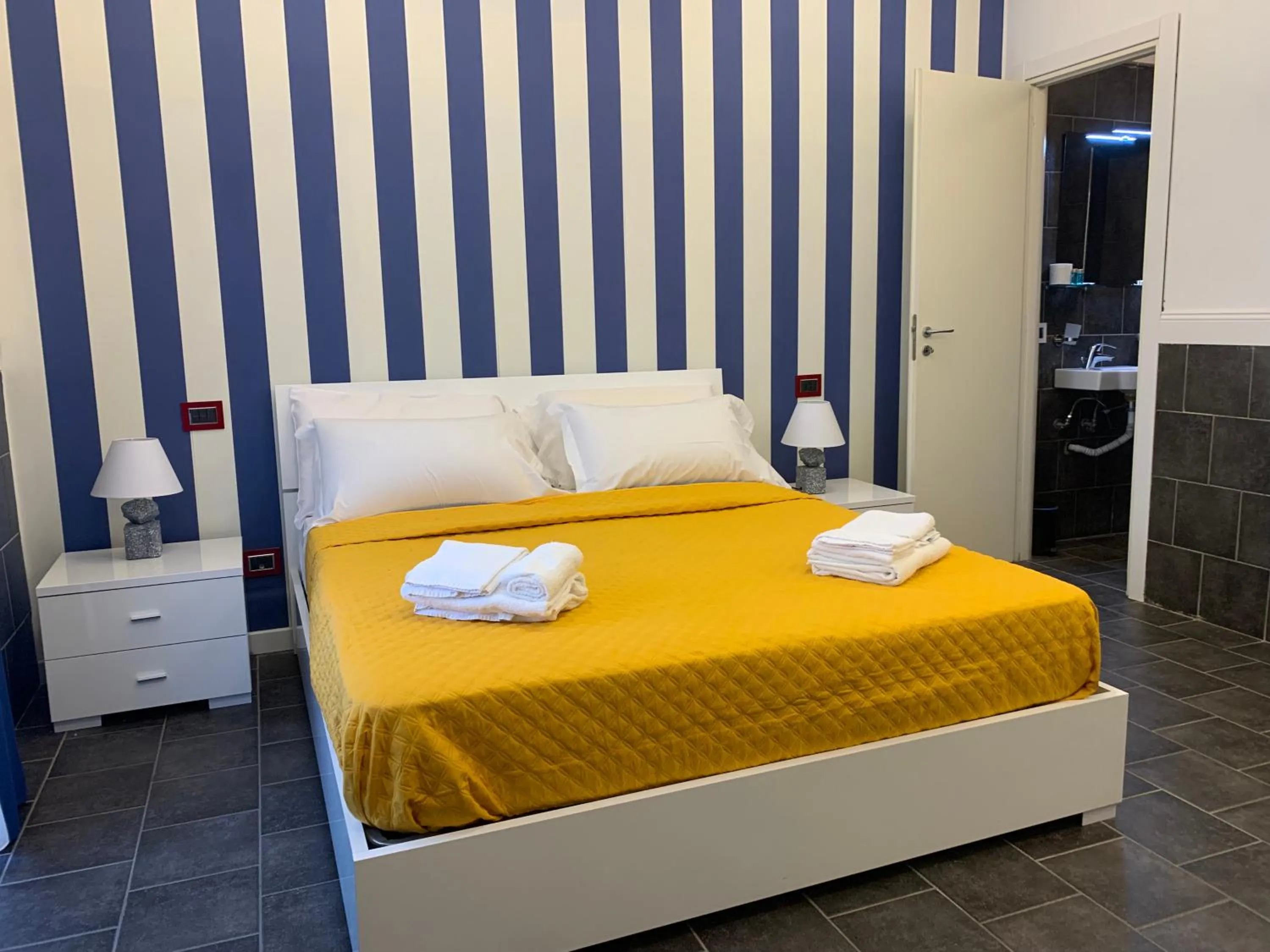 Bedroom, Bed in Yacht Club Angioino