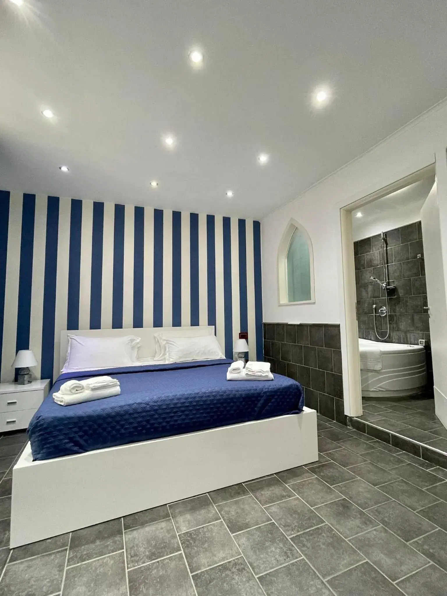 Queen Room with Spa Bath in Yacht Club Angioino Queen Room with Spa Bath in Yacht Club Angioino